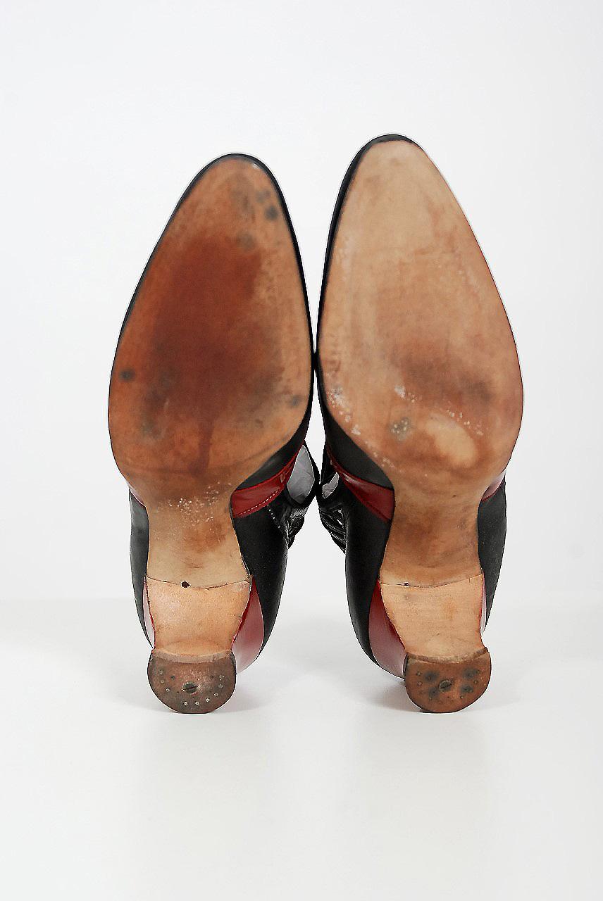 Vintage 1920er Jahre Spiderweb Cut-Out Neuheit Schwarz & Rot Leder Deco Schuhe mit Box im Zustand „Gut“ im Angebot in Beverly Hills, CA