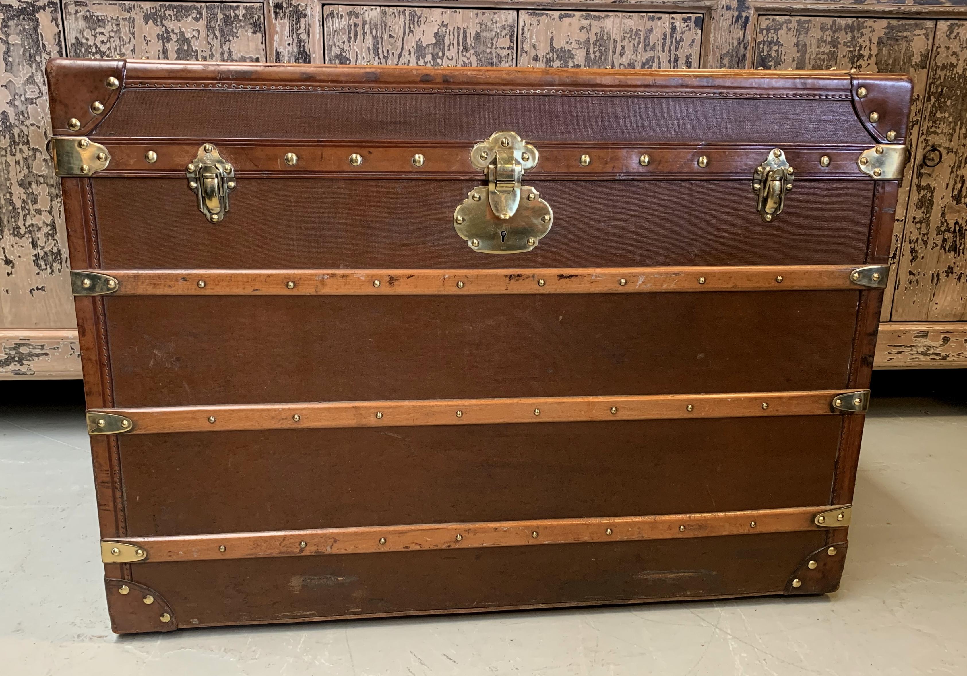 A very nice steamer trunk with weels. In good shape made from brown canvas, brown color lozine trim, large leather side handles and brass corners and locks.
The brass parts in combination with the brown leather makes it a luxury piece for your