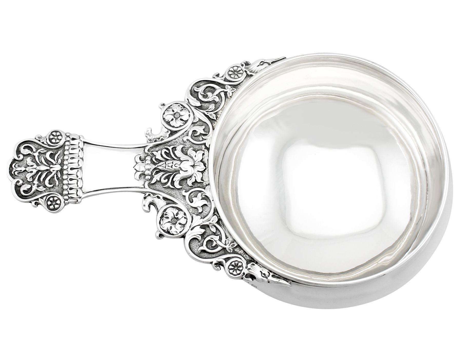 An exceptional, fine and impressive antique George V English sterling silver quaich style bowl; an addition to our ornamental silverware collection.

This exceptional antique George VI English sterling silver bowl has a plain circular rounded form