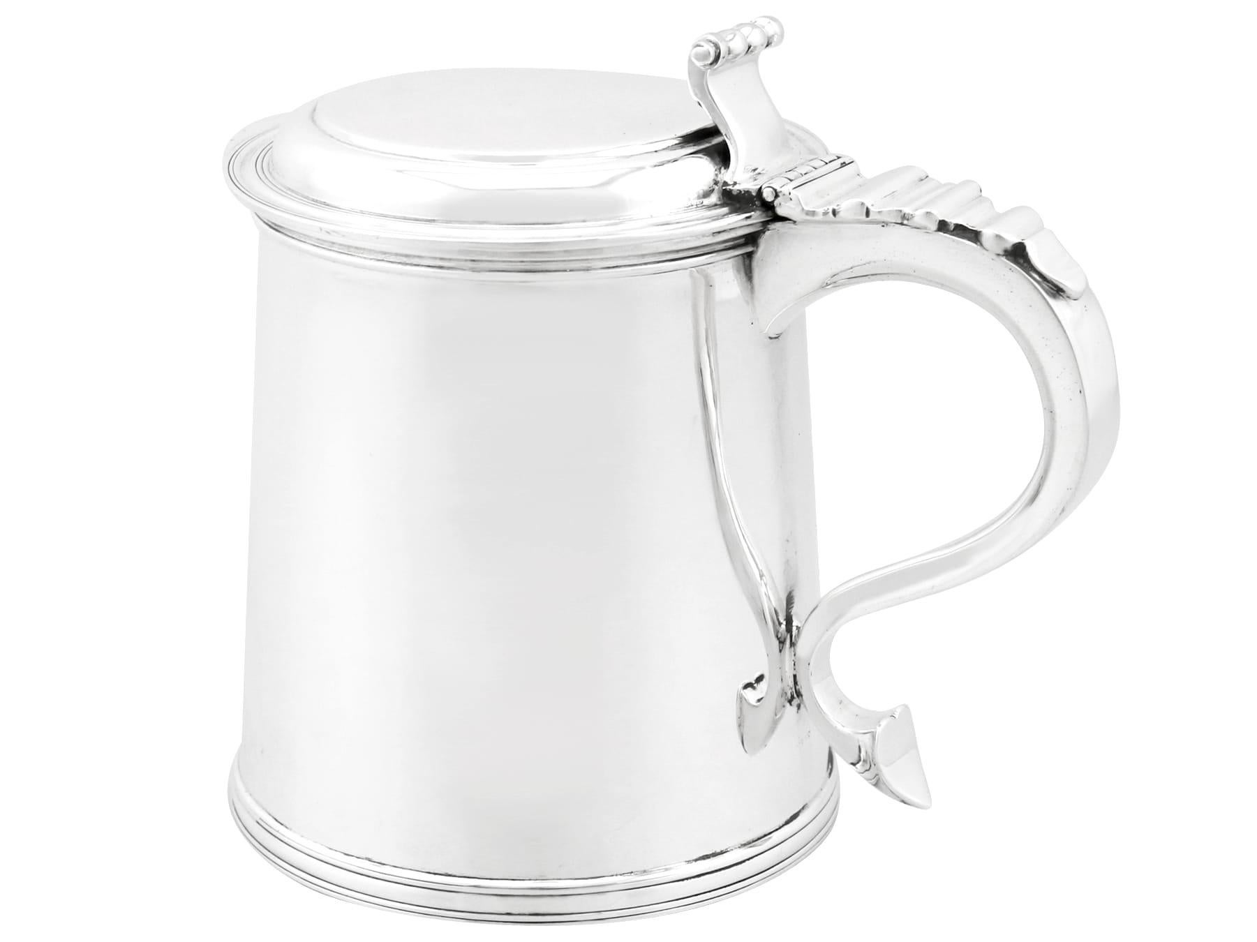 An exceptional, fine and impressive antique George V English sterling silver flat topped tankard made by Elkington and Co Ltd; part of our wine and drink related silverware collection.

This exceptional antique George V sterling silver tankard has