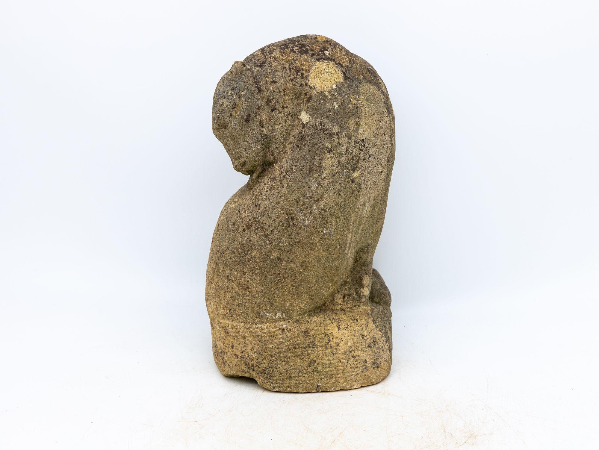 Cet ornement de jardin anglais en pierre reconstituée des années 1920 représente un léopard gracieusement recroquevillé en position assise. Avec sa bouche ouverte et sa langue étendue, le léopard semble se livrer à un auto-nettoyage. La longue et
