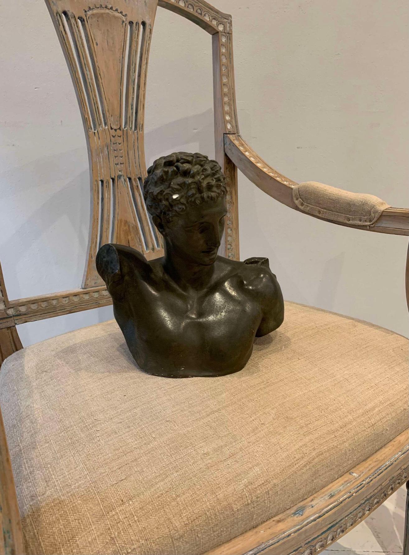 Une paire de chaises suédoises à accoudoirs ouverts du début des années 1900 qui ont été grattées à la main et qui conservent encore quelques traces de la peinture d'origine.
Dans un style du début du 19e siècle, les dossiers ont un détail en forme