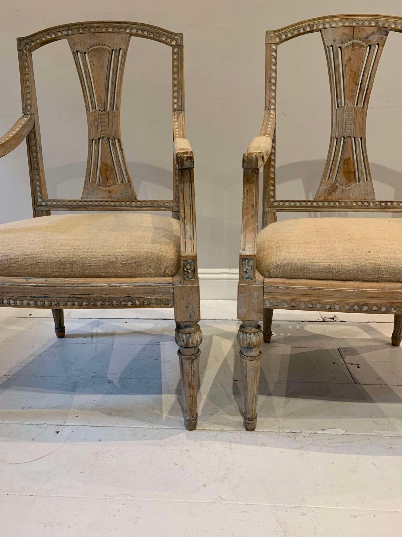 Gustavien Fauteuils suédois des années 1920, arrachés à leur peinture d'origine en vente