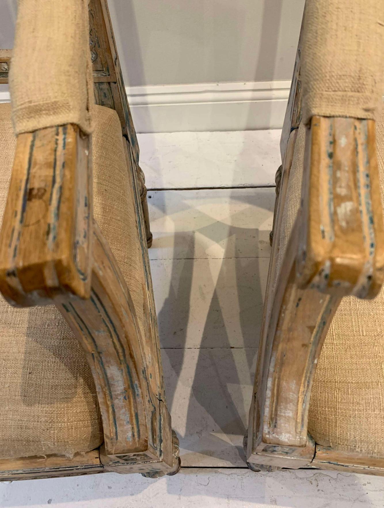 Sculpté Fauteuils suédois des années 1920, arrachés à leur peinture d'origine en vente