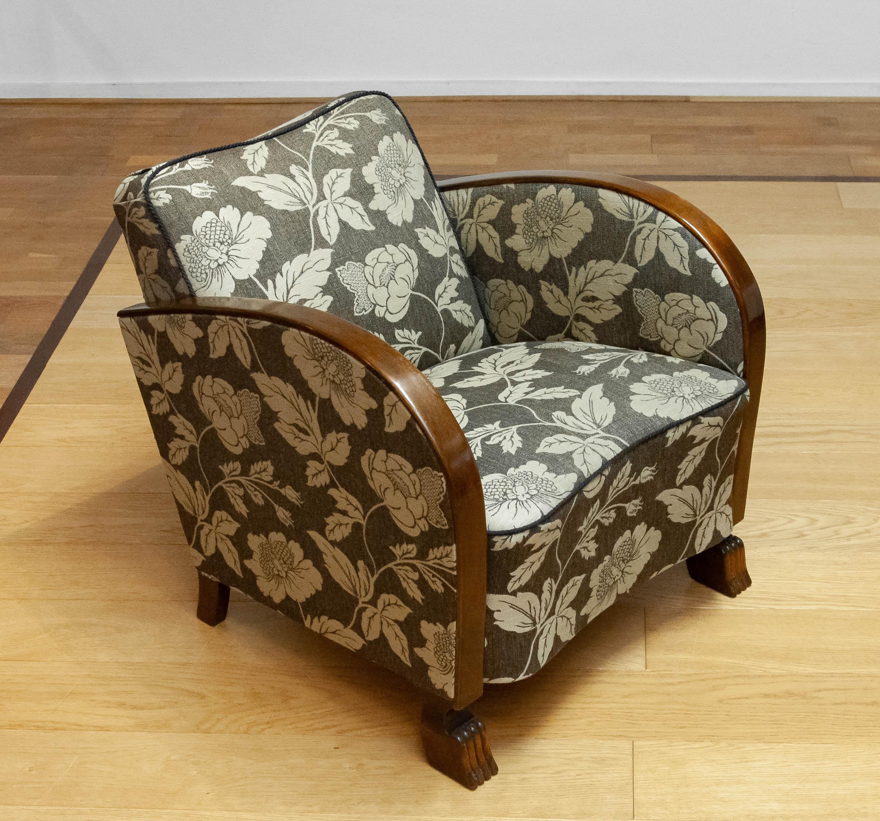 1920s Swedish Art Deco Club Chair With Wooden Armrests On Brown Jacquard Fabric In Good Condition In Silvolde, Gelderland