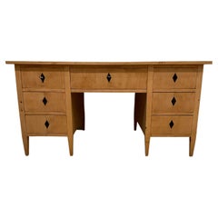 Bureau d'associé des années 1900, avec un plateau d'origine en bois.  Top en cuir suédois - bouleau 