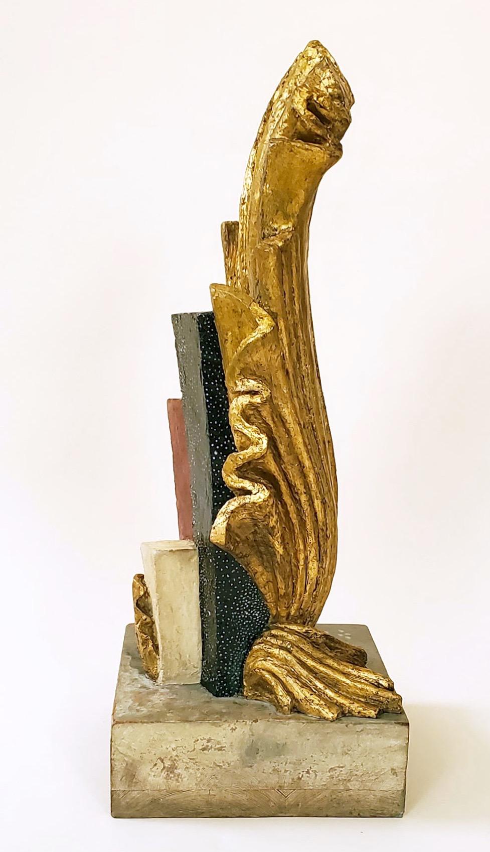 Diese abstrakte schwedische Skulptur aus bemaltem und vergoldetem Gips aus den 1920er Jahren auf einem Sockel aus bemaltem Holz ist aus allen Blickwinkeln ansprechend. Zu der Zeit und an dem Ort, an dem es hergestellt wurde, war die schwedische