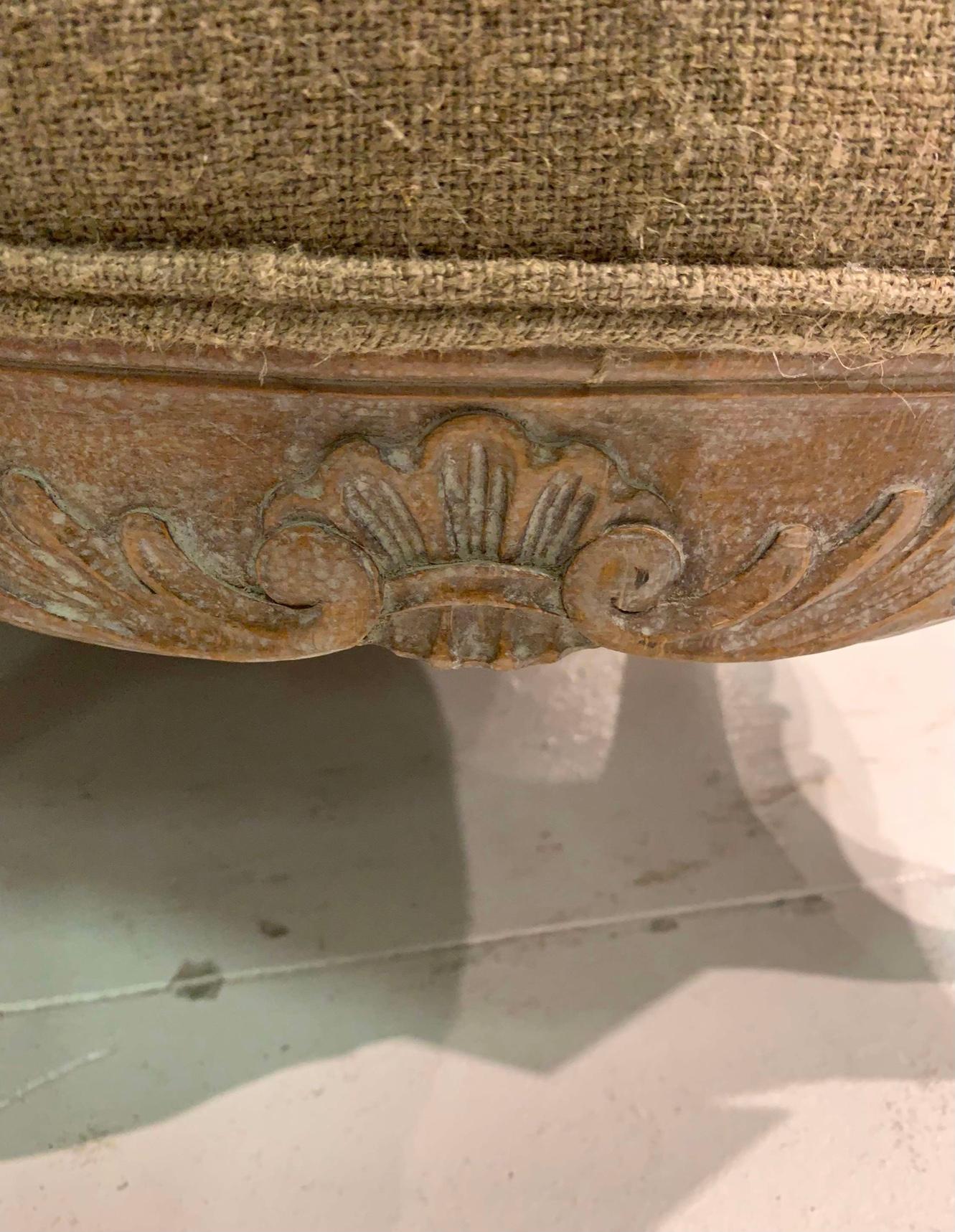 Pareja de sillones fauteuils suecos de los años 20 tapizados en tela de lino medio taupe en venta 2