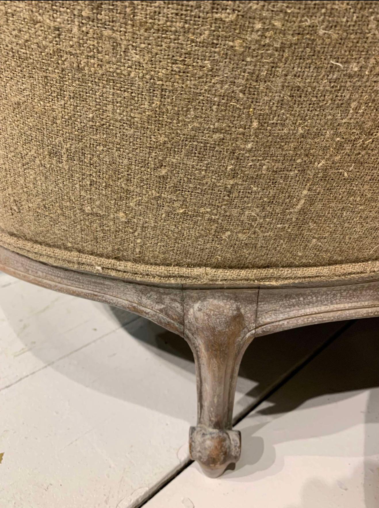 Pareja de sillones fauteuils suecos de los años 20 tapizados en tela de lino medio taupe en venta 3