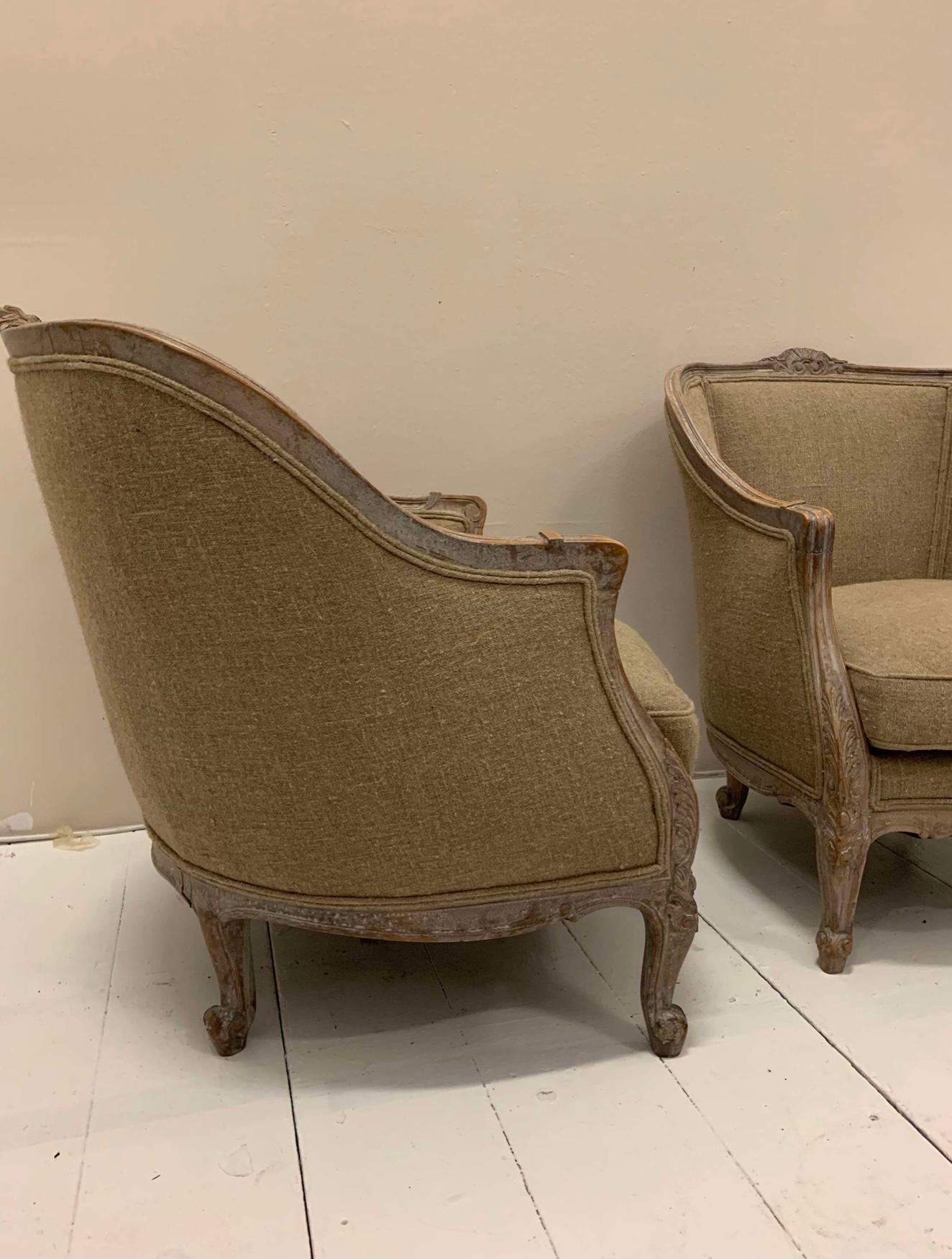 Pareja de sillones fauteuils suecos de los años 20 tapizados en tela de lino medio taupe Provincial francés en venta