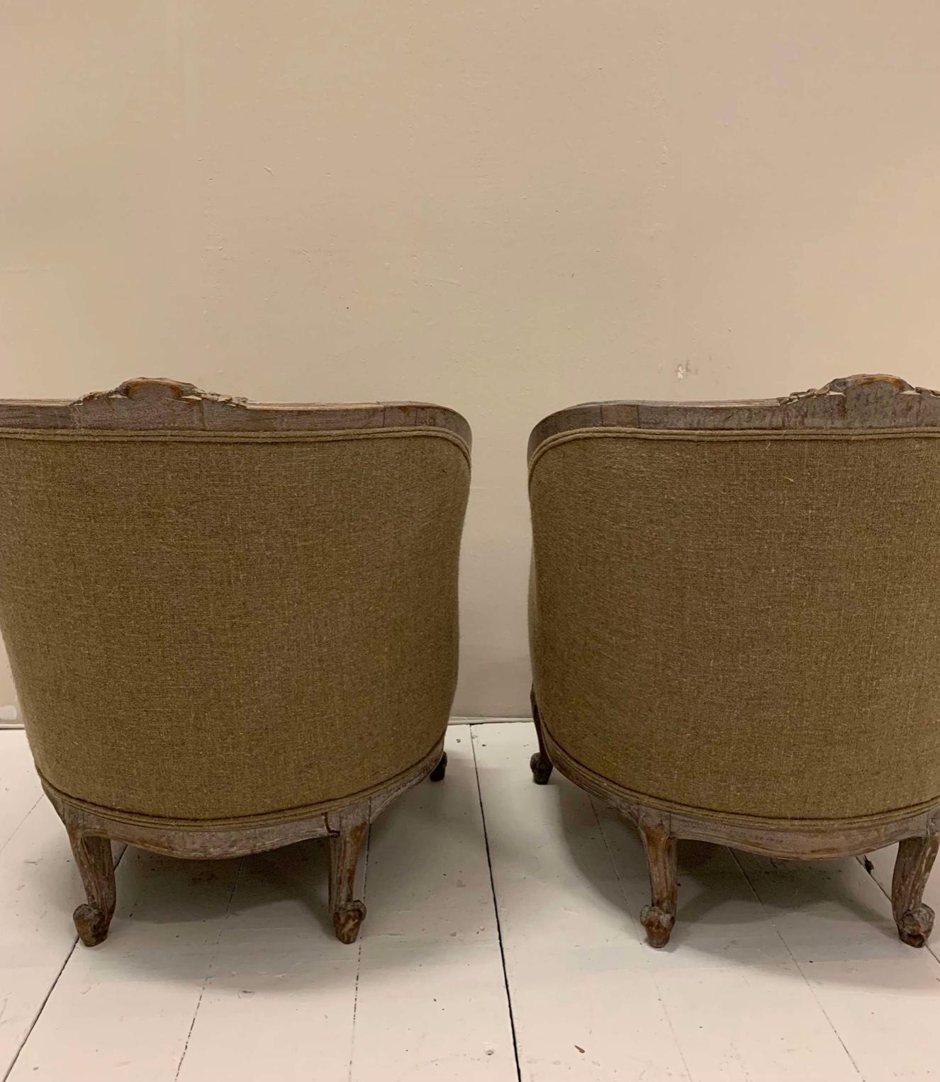 Pareja de sillones fauteuils suecos de los años 20 tapizados en tela de lino medio taupe Sueco en venta