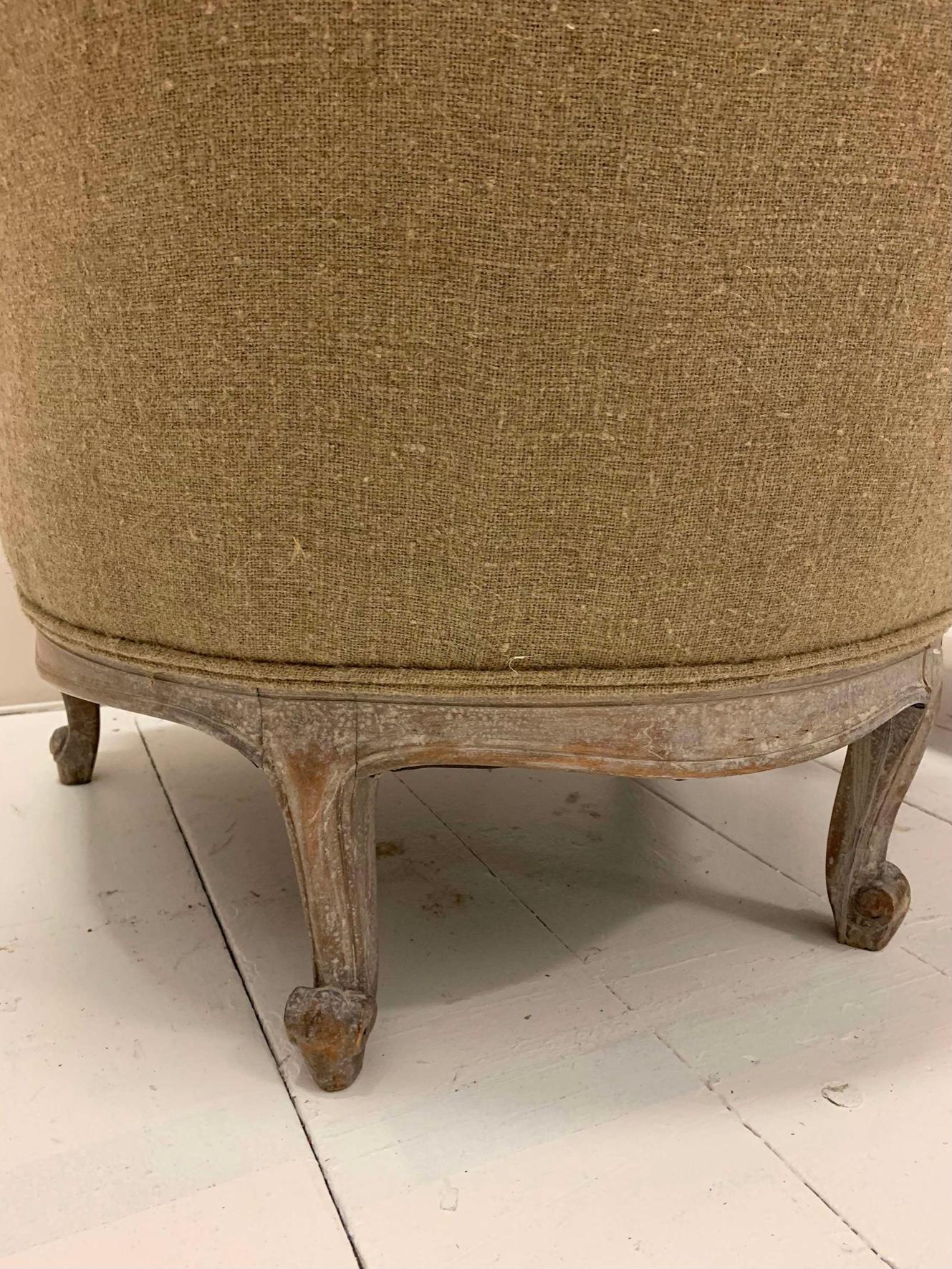 Pareja de sillones fauteuils suecos de los años 20 tapizados en tela de lino medio taupe Encalado en venta