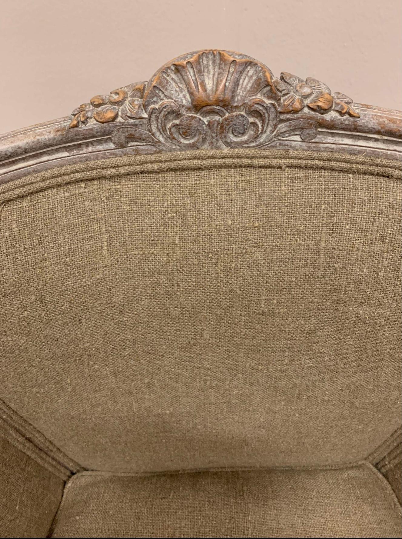 Pareja de sillones fauteuils suecos de los años 20 tapizados en tela de lino medio taupe en venta 1