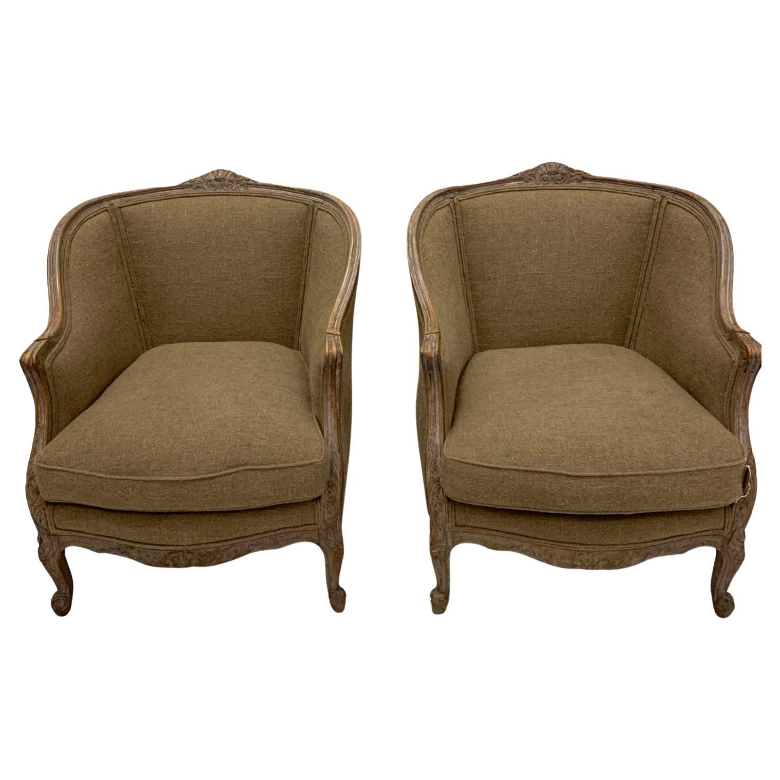 Pareja de sillones fauteuils suecos de los años 20 tapizados en tela de lino medio taupe en venta