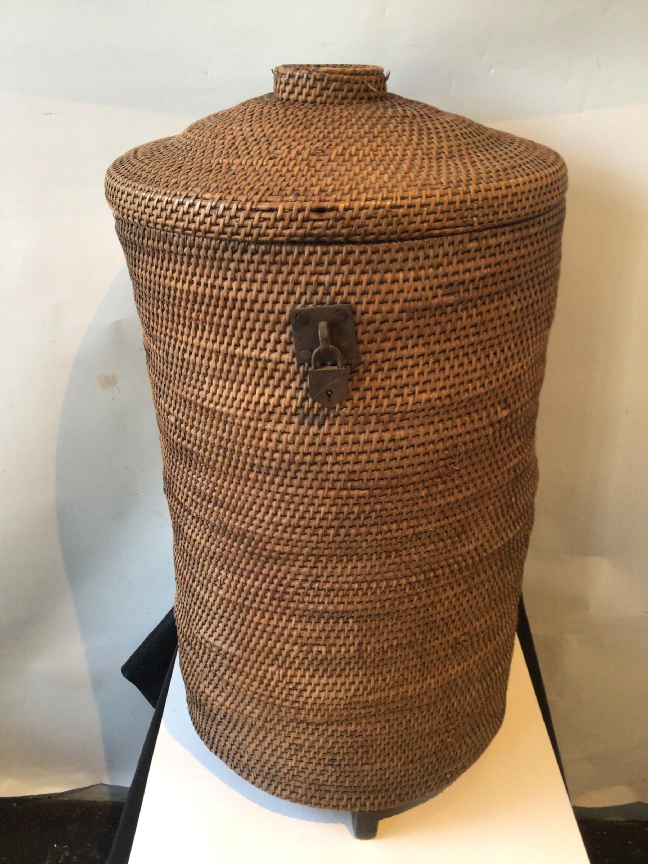 1920s Tall Chinese Wicker Basket In Good Condition In Tarrytown, NY