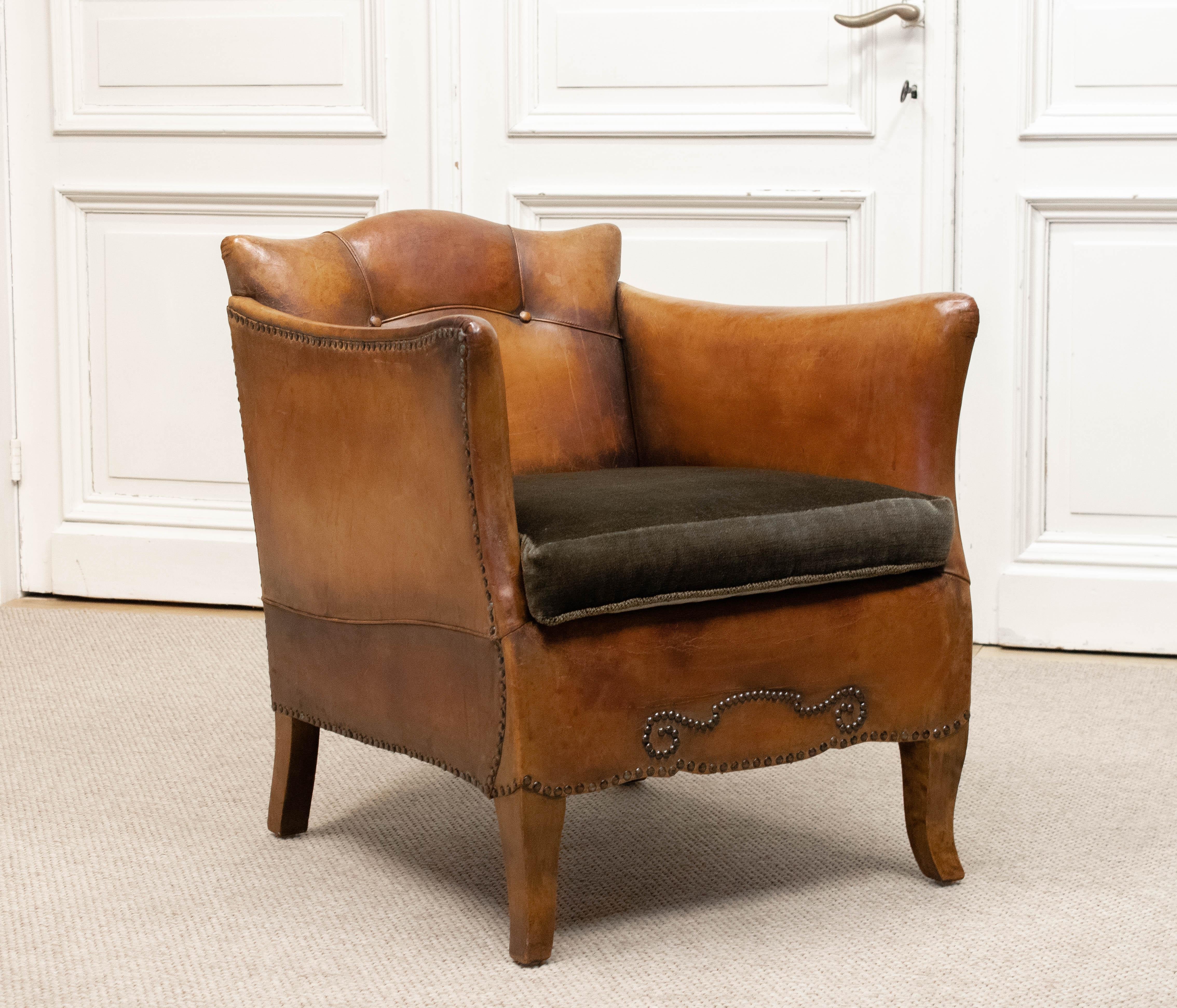 Elegant fauteuil club suédois des années 1920, attribué à Otto Schulz pour Boet, Göteborg. Cette pièce raffinée présente l'équilibre caractéristique de Schulz entre confort et savoir-faire, enveloppée dans un cuir marron d'origine qui a développé