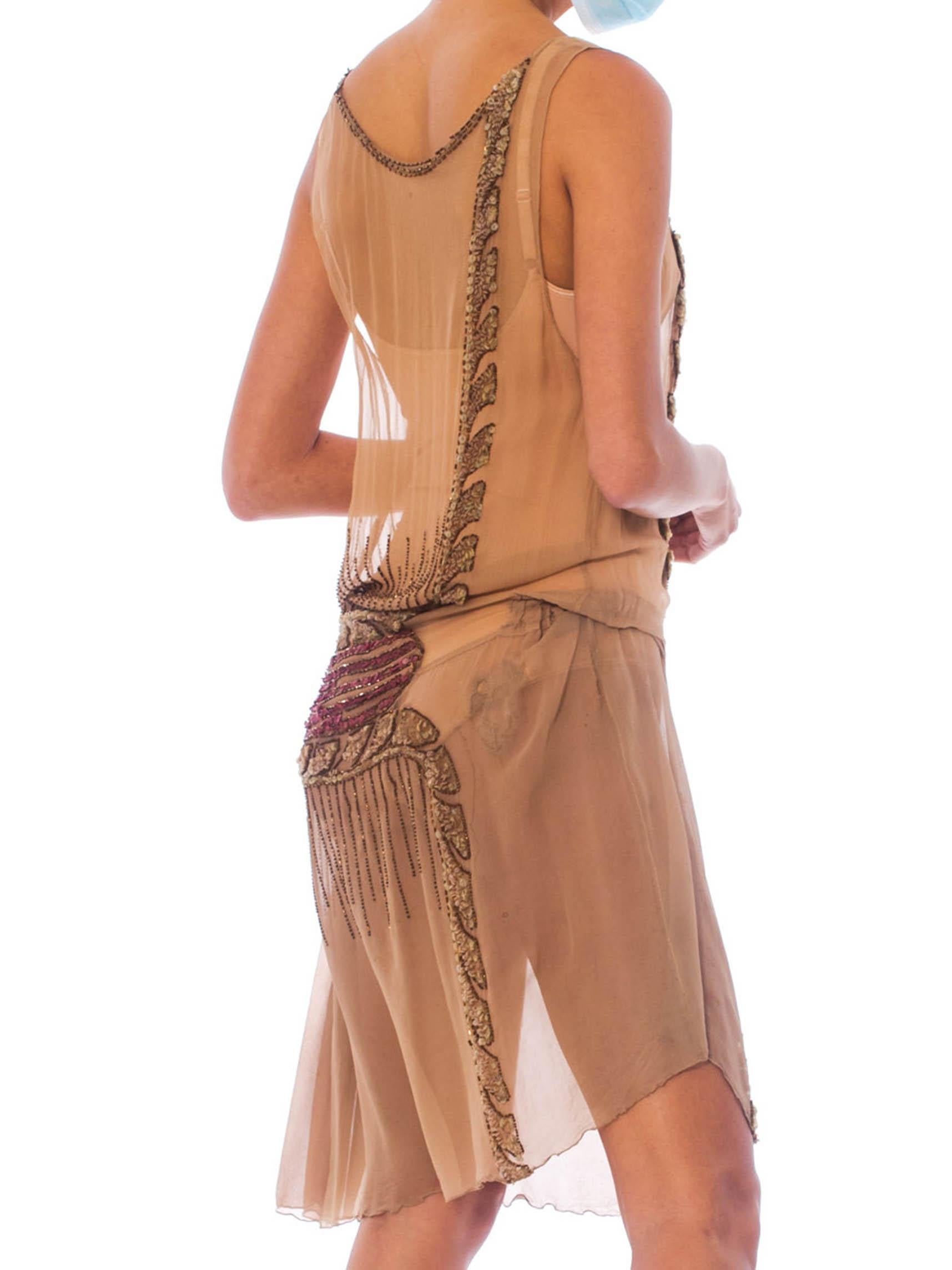 Perlenbesetztes Flapper-Kleid aus brauner Seide und Chiffon aus den 1920er Jahren im Angebot 1