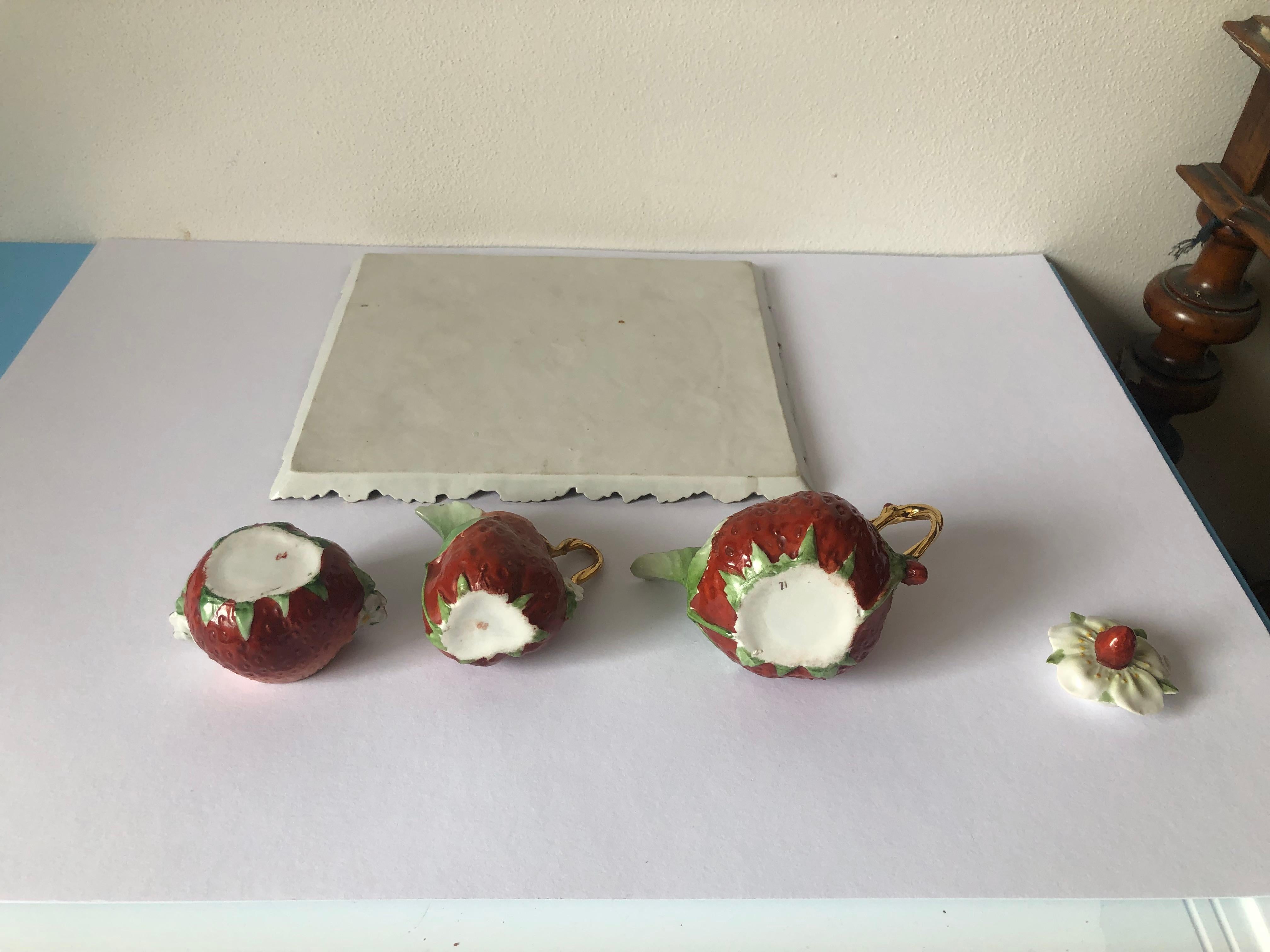 1920s Tea Set Royal Bayreuth Strawberry-Shape, Germany In Good Condition In Praha, CZ