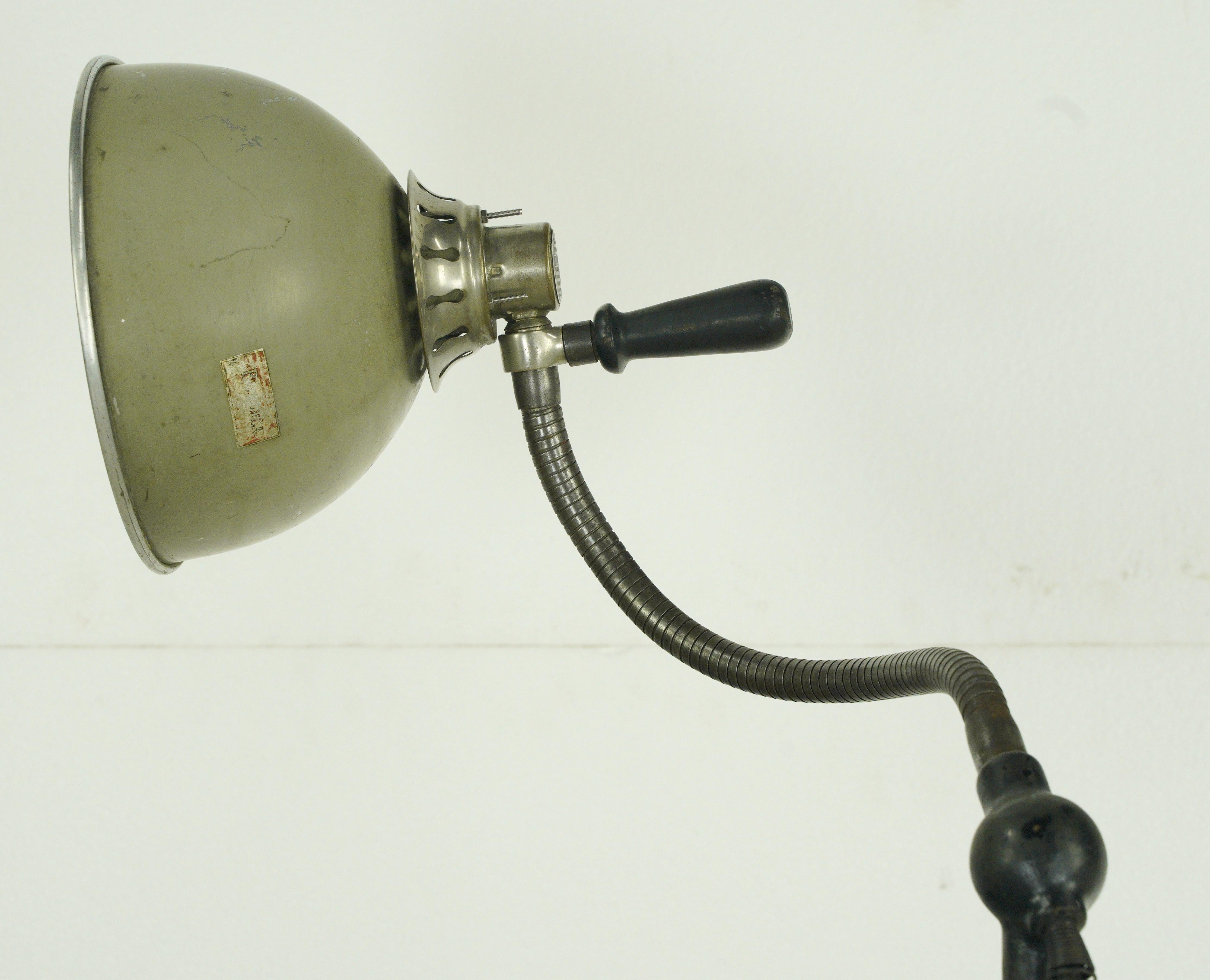 Prodotto da The Burdick Corporation, Milton WI. Pat. 2 novembre 1926. Tipo Z & Z. 120 volt. 500 watt. Realizzato in acciaio, base in ghisa e alluminio. Pulito e restaurato.  In buone condizioni, con lievi graffi e una leggera piegatura del tubo