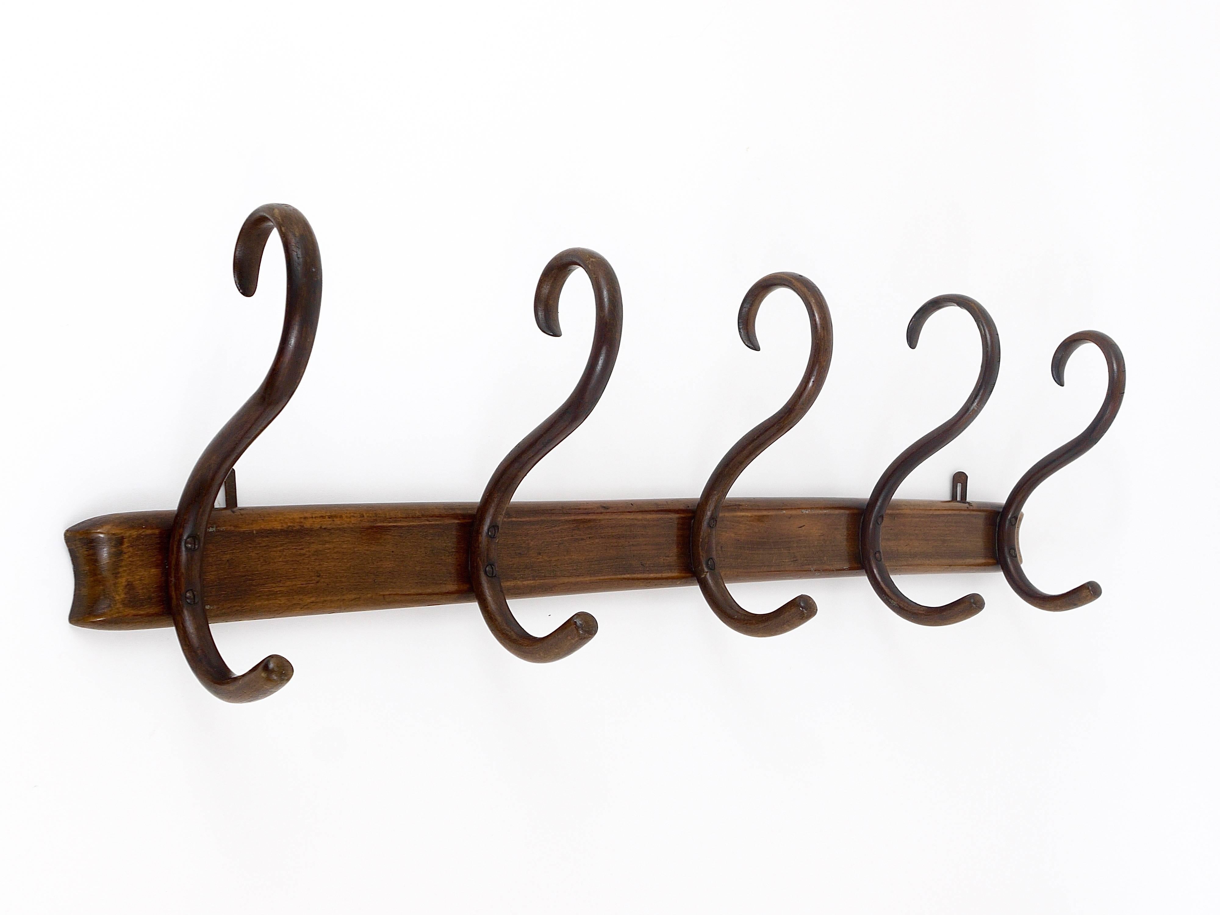 A beautiful brown Art Nouveau wall-mounted coat and hat rack from the 1920s, executed by Thonet Vienna. Made of bentwood, with four S-shaped hooks. Labelled on its backside. In good condition with patina. Please notice a nearly invisible and