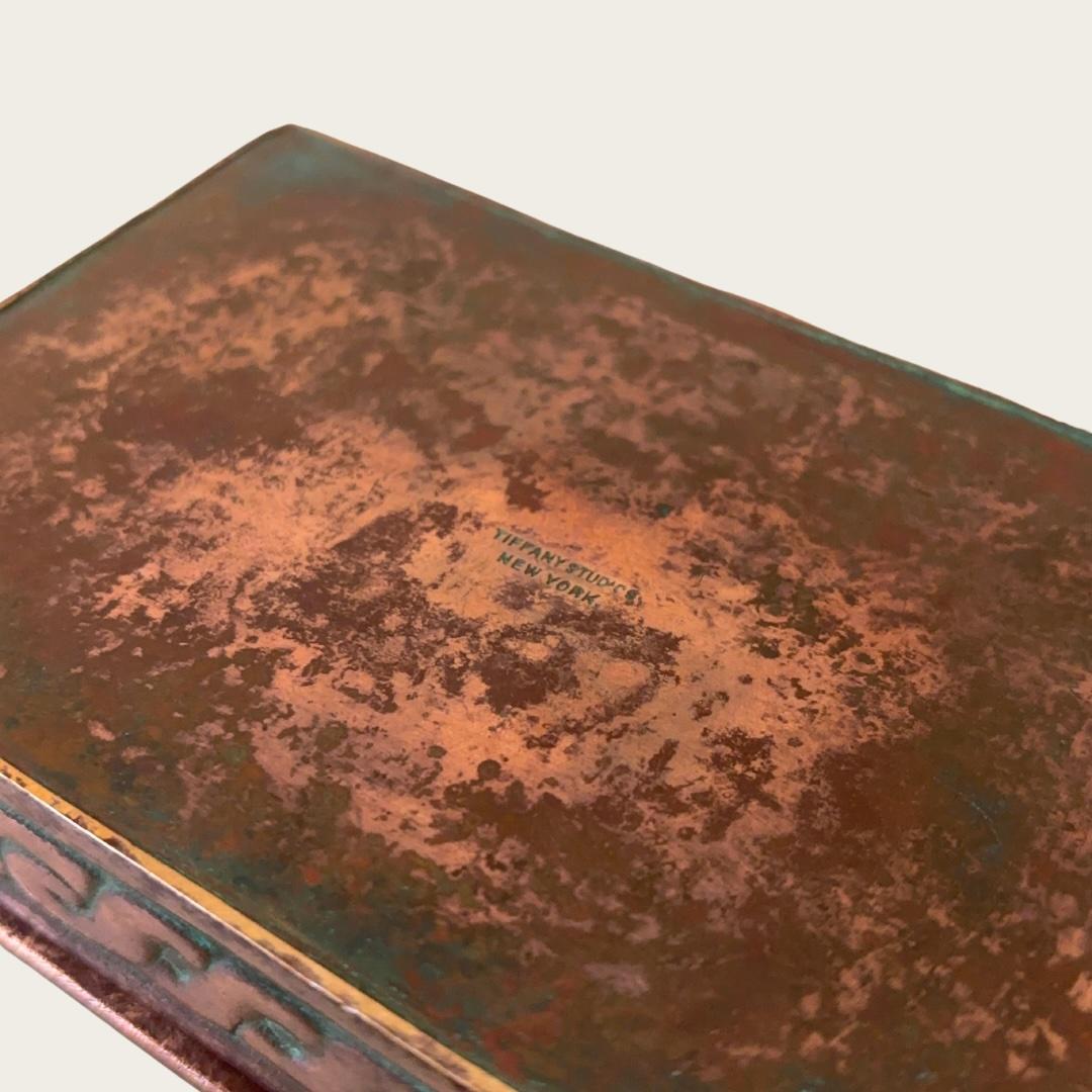 Début du 20ème siècle 1920s Tiffany Studios Zodiac Box en vente