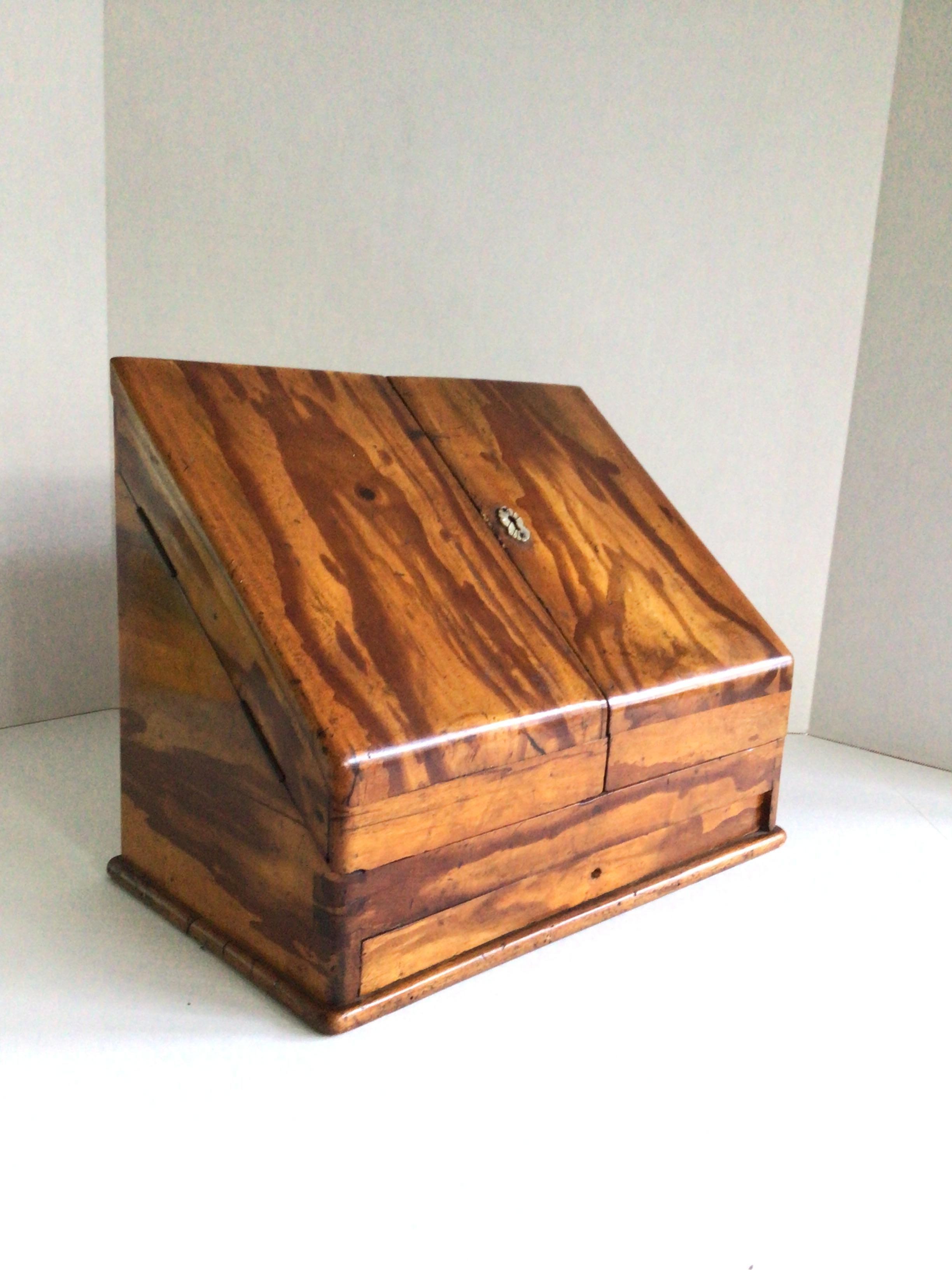 Fatto a mano Portalettere in acero tigrato degli anni '20 in vendita