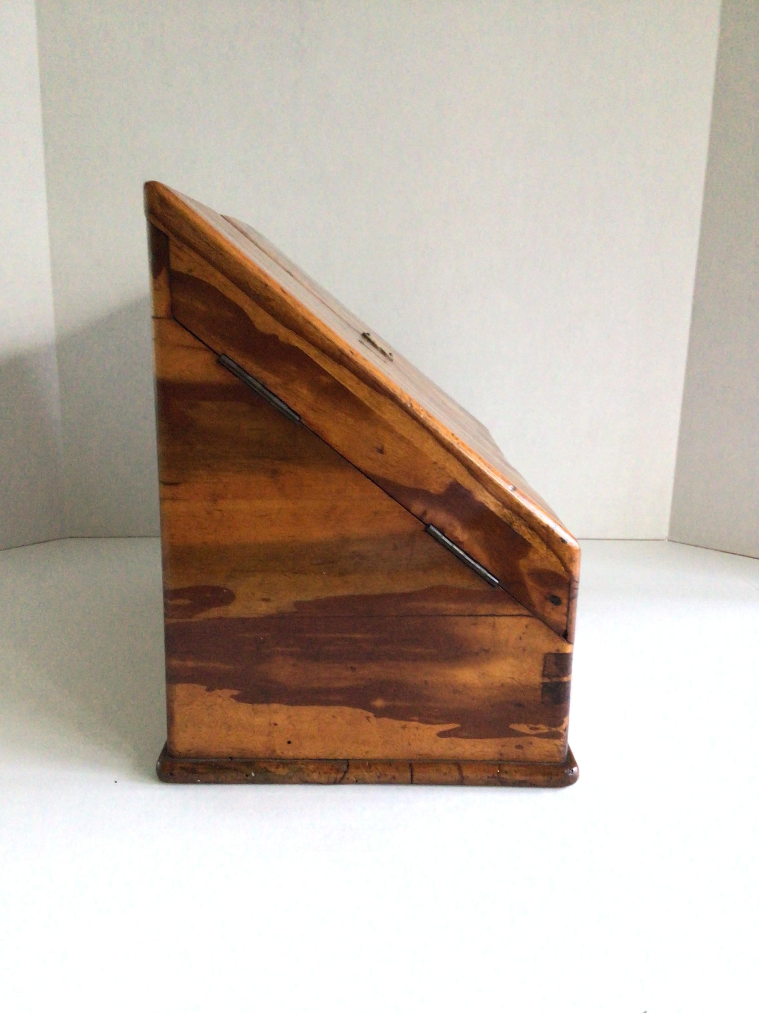 Portalettere in acero tigrato degli anni '20 In condizioni buone in vendita a Tarrytown, NY