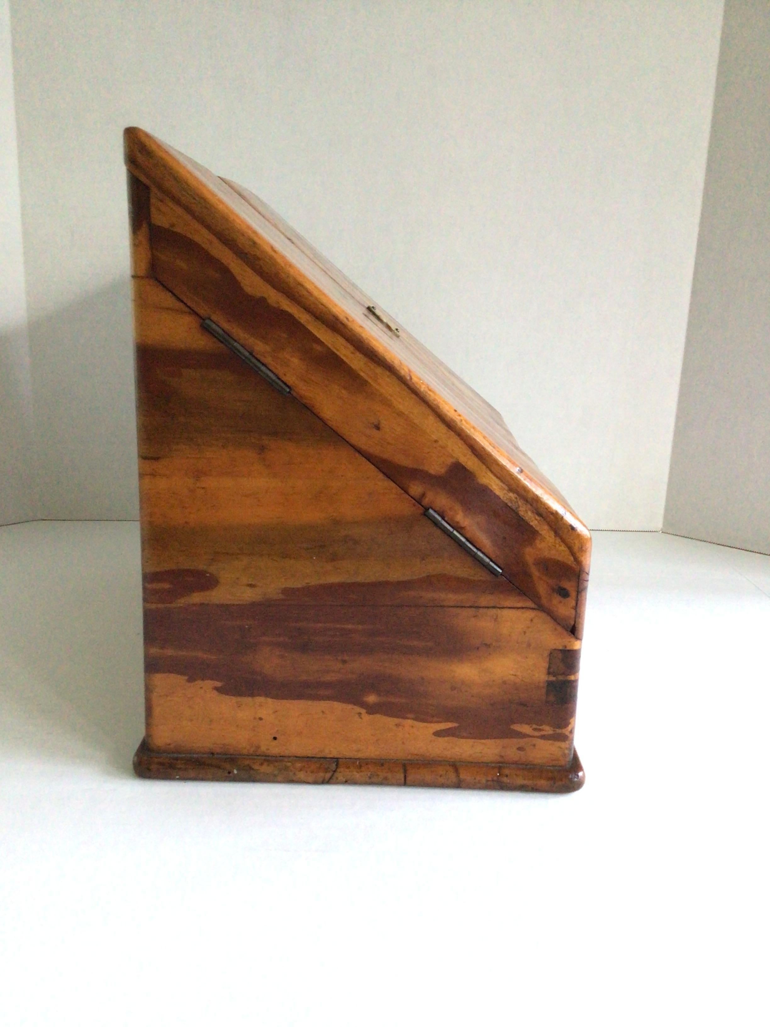 Inizio XX secolo Portalettere in acero tigrato degli anni '20 in vendita