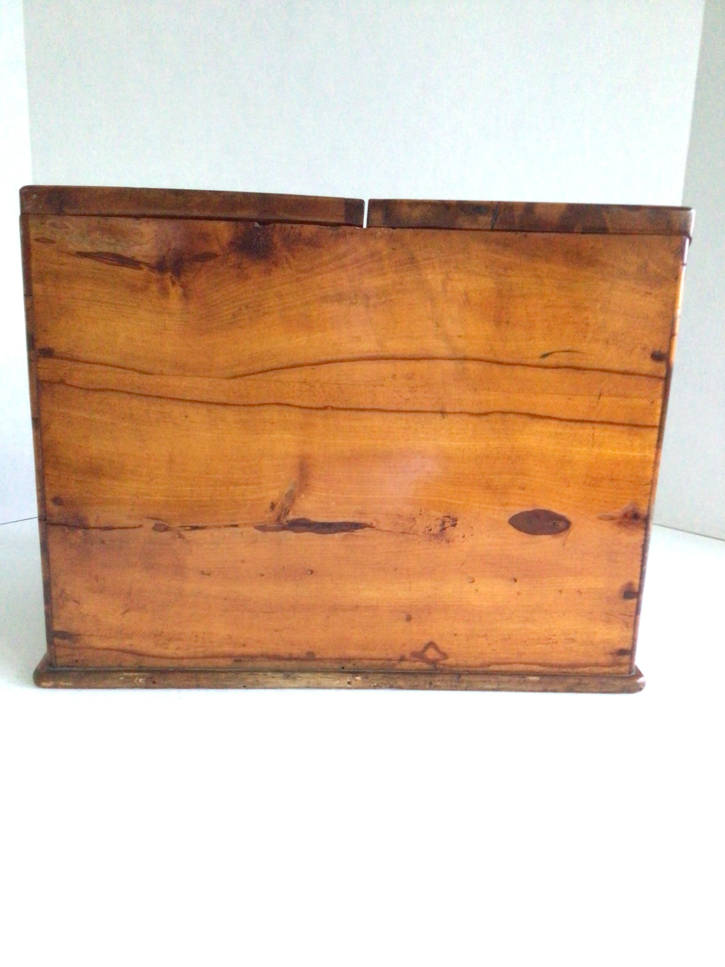 Legno Portalettere in acero tigrato degli anni '20 in vendita