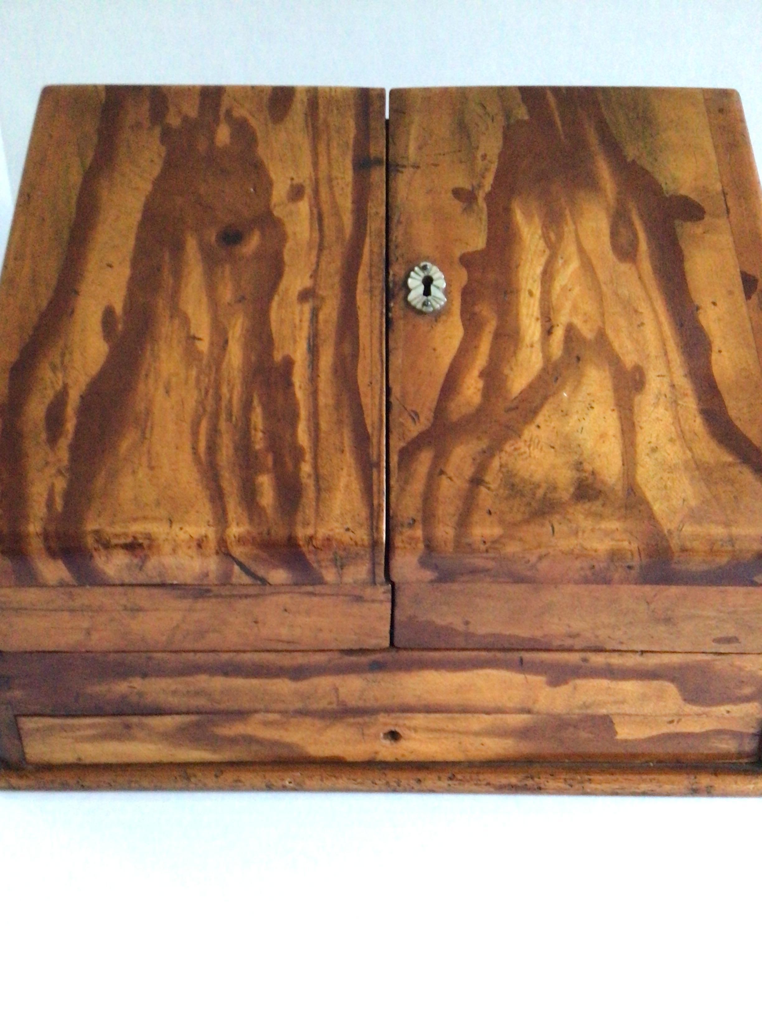 Portalettere in acero tigrato degli anni '20 in vendita 1