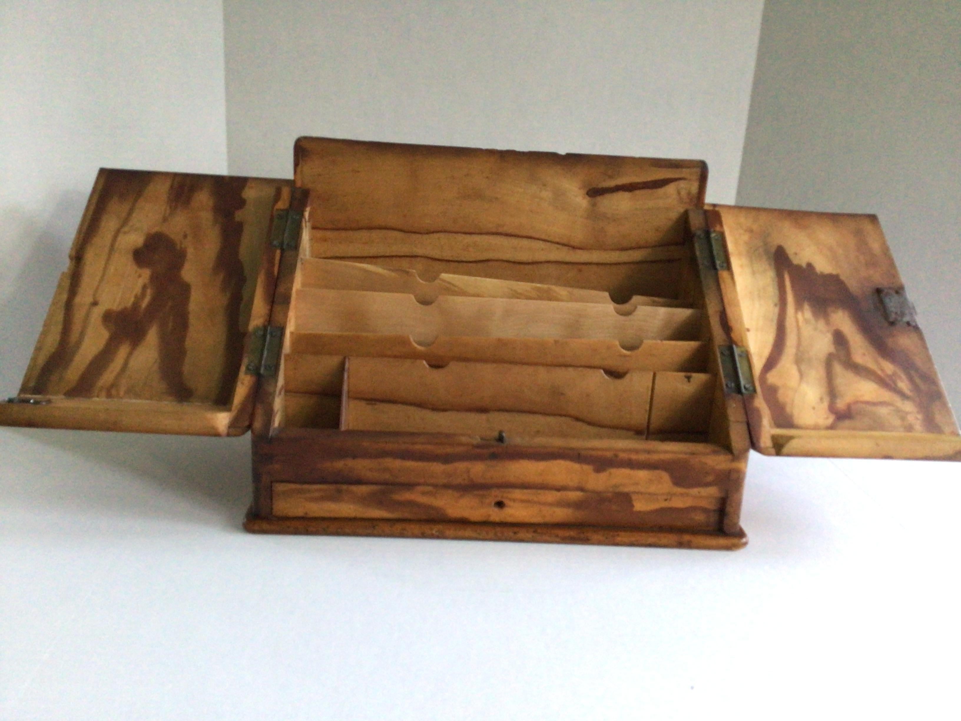 Portalettere in acero tigrato degli anni '20 in vendita 2