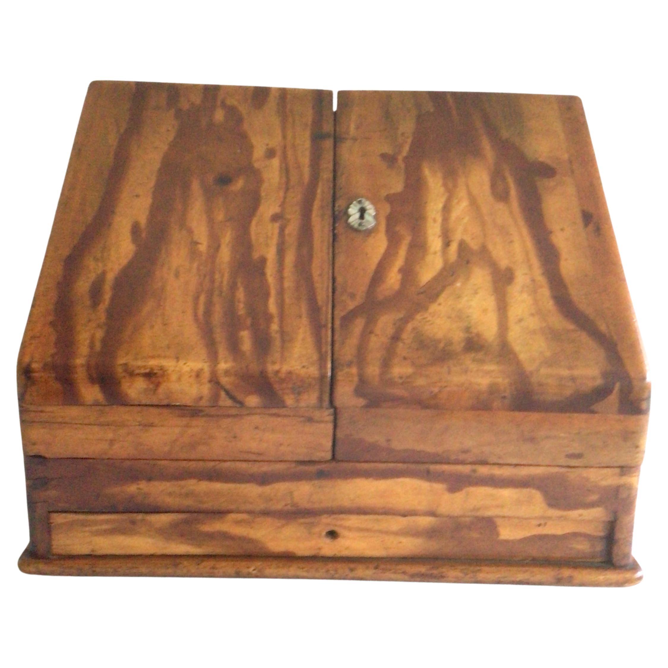 Portalettere in acero tigrato degli anni 
20 in vendita