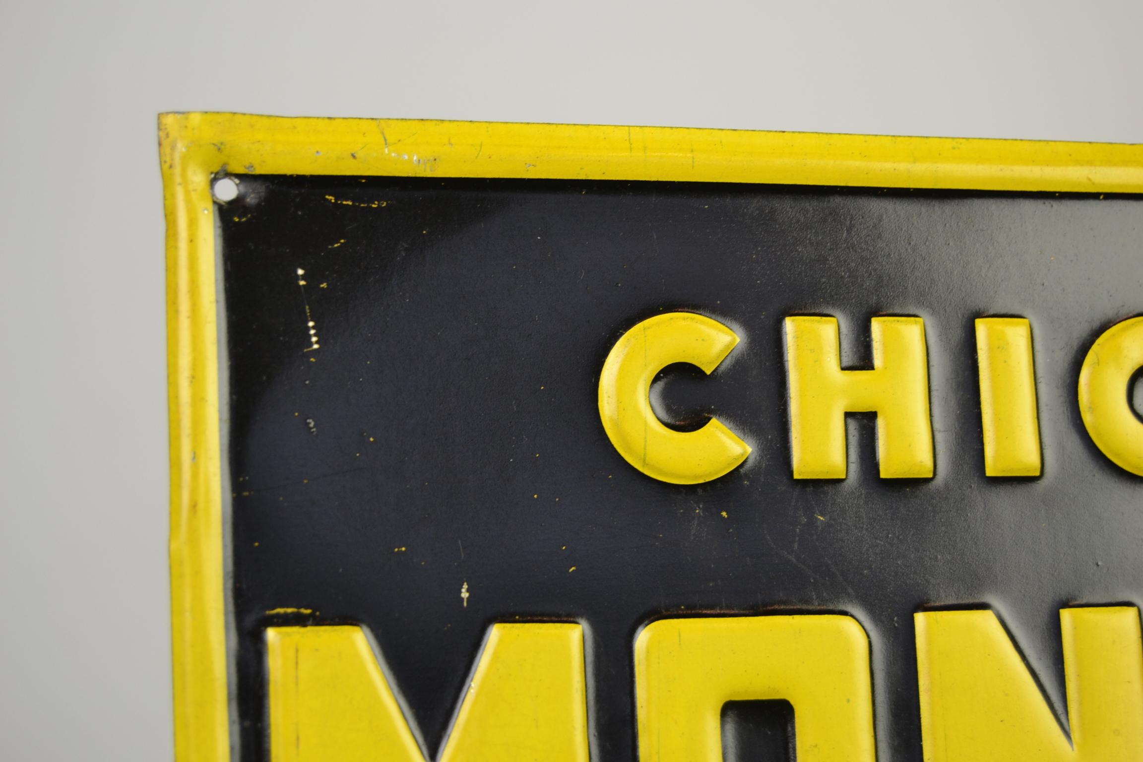 Vintage schwarz und gelb Zinn Werbung Shop Display - Metall-Werbung Zeichen
 für Chicorée Mondiale. Dieses Art-Déco-Schild ist auf 1927 datiert.
Die Buchstaben werden in das Metall gepresst, was dem Schild ein Relief verleiht. 
Dieses Schild - in