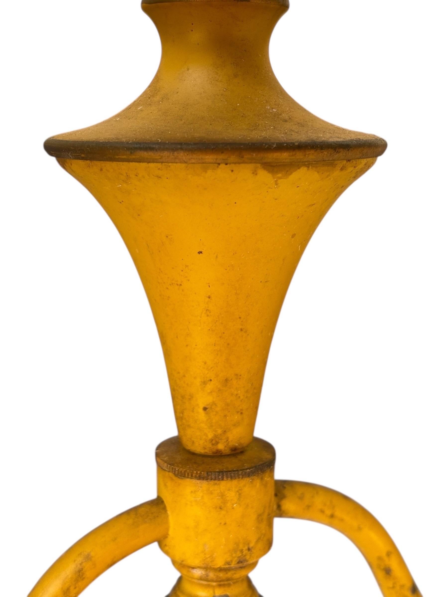 Lámpara Tole Bouillotte de 1920 en amarillo en Bueno estado para la venta en Sarasota, FL