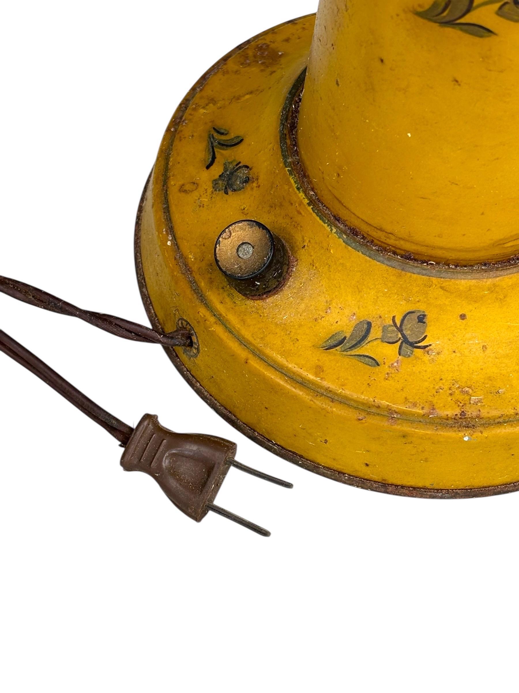 Lámpara Tole Bouillotte de 1920 en amarillo en venta 1