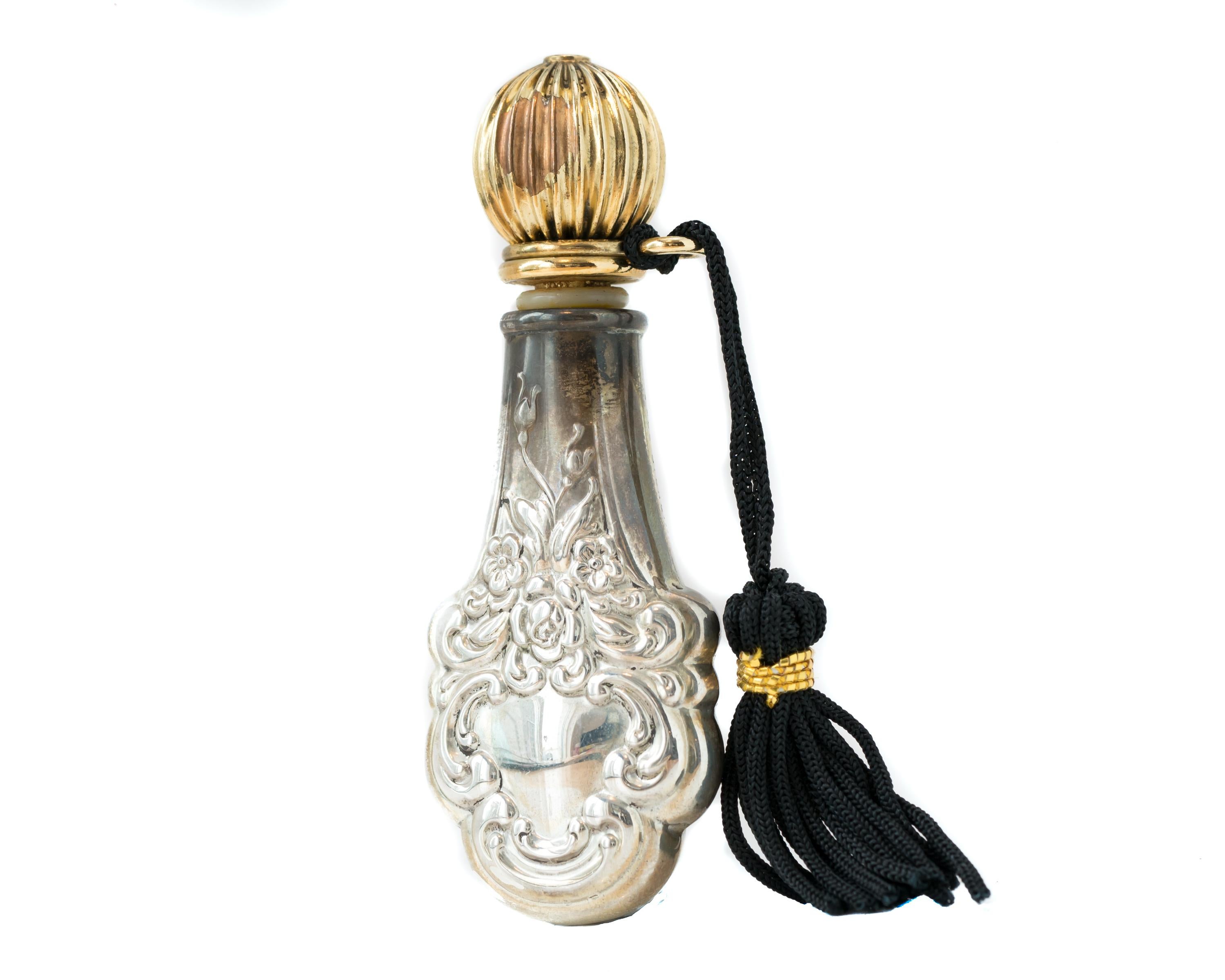 Art Deco Purse Size Perfume Flask - Sterling Silver

Features:
Towle Sterling Silver
Art Deco Floral Design
Gold Tone Applicator
Threaded Screw In Applicator Top
Removable Black Cord Tassle with Gold Accent
Elegant Vintage Scent lingers within the
