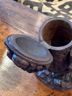 1920er Jahre Traditioneller geschnitzter Korb mit Obst