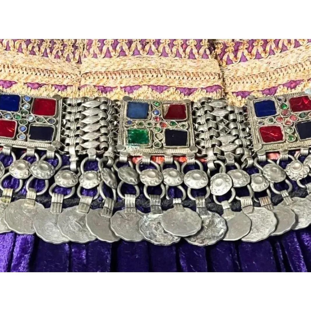 Abito antico tradizionale del Medio Oriente in ombra con cornice in plexi firmato. Il velluto è perfetto e presenta un'applicazione in filo di metallo sui bordi che crea un design meraviglioso, così come nelle zone delle spalle e dei polsi. La