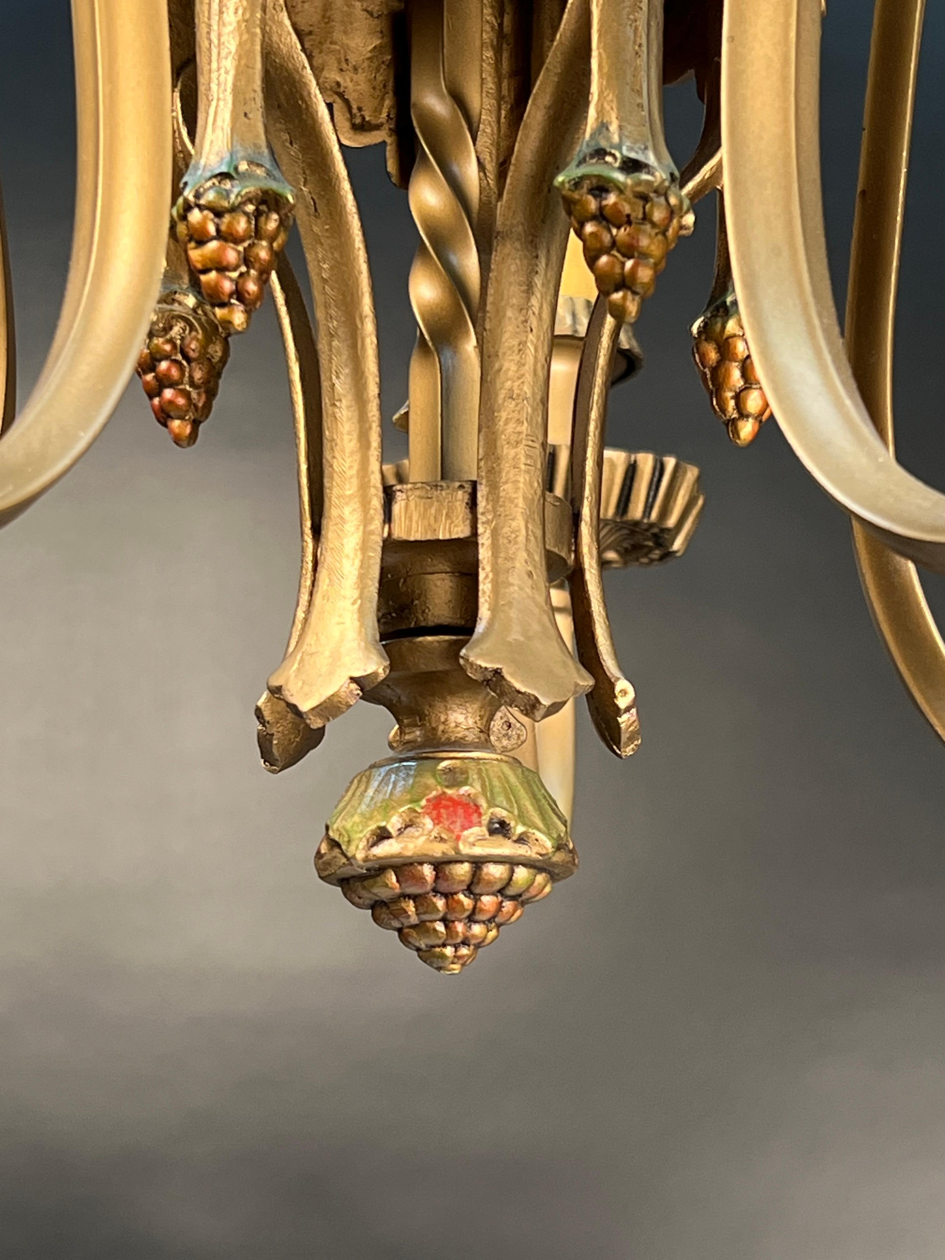 1920's Tudor Revival Fünf Lights Kronleuchter (amerikanisch) im Angebot