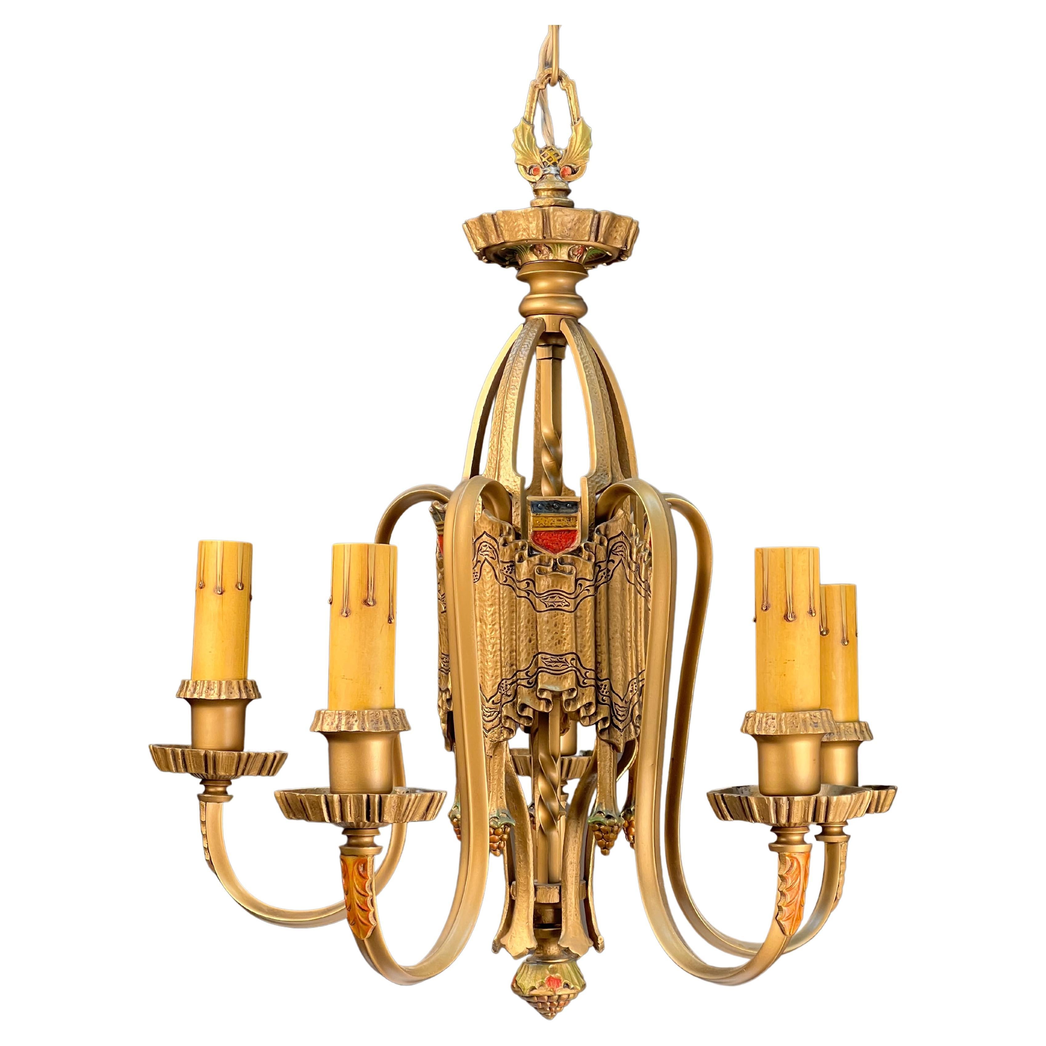 1920's Tudor Revival Fünf Lights Kronleuchter im Angebot