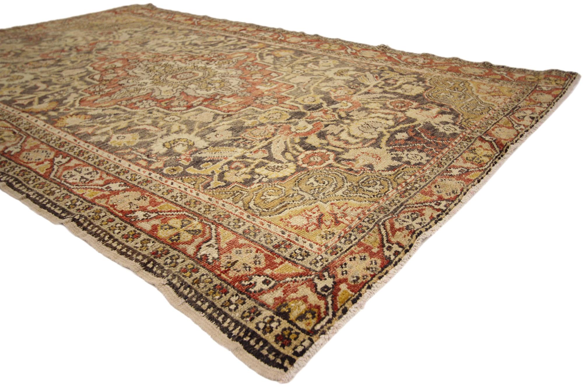 50245 Tapis Sivas turc antique, 04'03 x 06'06. Avec ses tons chauds d'épices et son aspect amoureusement rustique, ce tapis Sivas turc antique en laine nouée à la main s'inscrit dans le style Manoir anglais. Il présente un médaillon central complexe