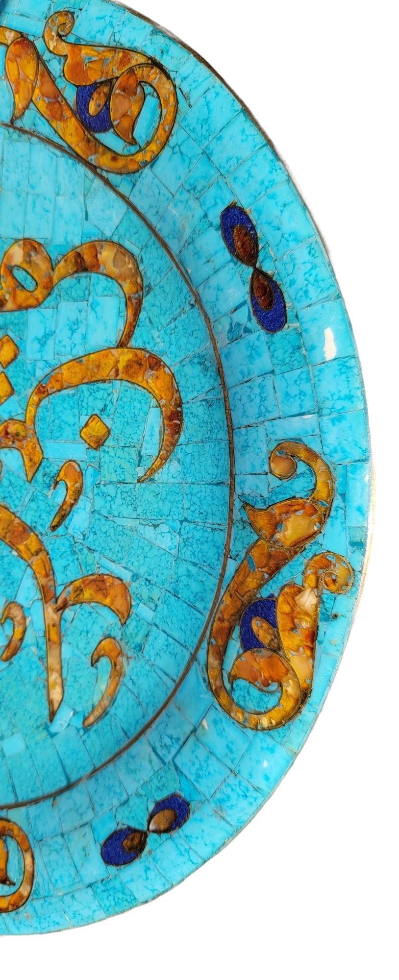 Turquoise Agate incrustée Lapis Lazuri Pièce centrale Début 20e siècle Pièce centrale de décoration murale. L'écriture est un prair islamique. Merveilleuse couleur avec une incrustation attrayante. Mesure environ 13,75 de diamètre x 0,5 de hauteur