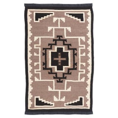 Alfombra de estilo navajo Two Grey Hills de 1920, textil nativo americano