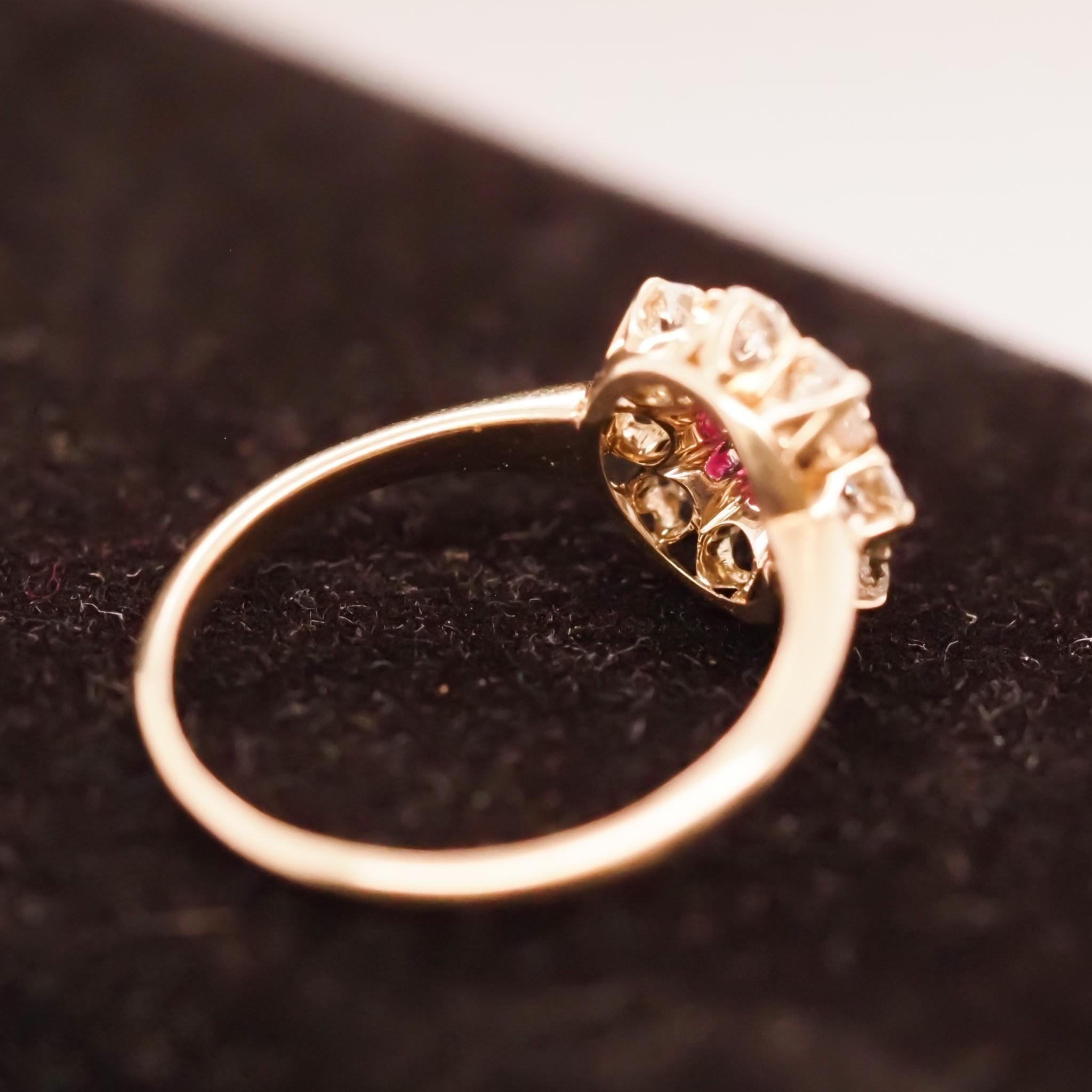 1920er Jahre Halo-Ring, unerhitzter natürlicher Rubin 18 Karat Gelbgold Altminen-Diamant (Alteuropäischer Brillantschliff) im Angebot