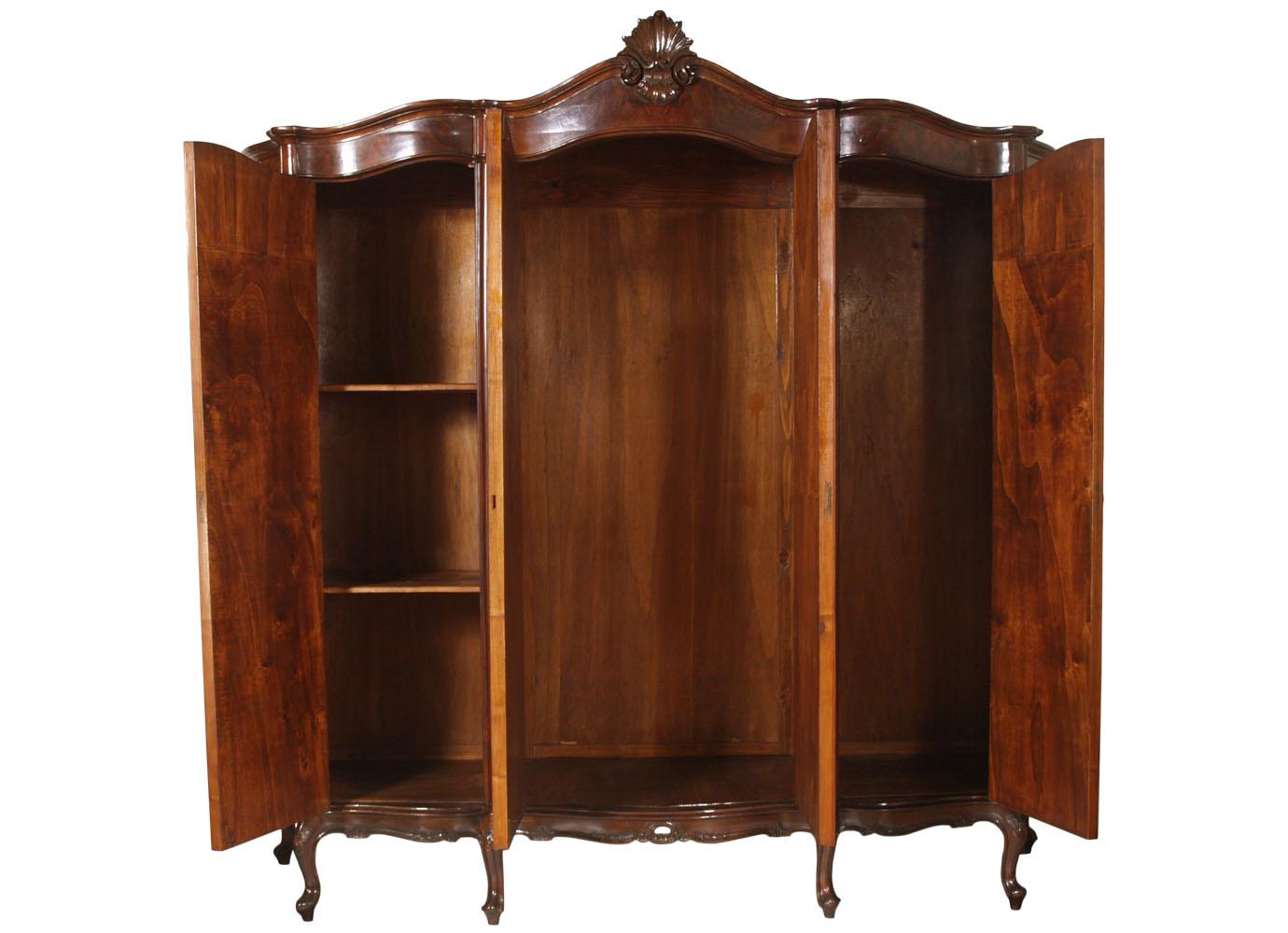 Venetian Baroque exceptional wardrobe, in hand-carved walnut and burl walnut fillet inlay of the period 1920s, Testolini & Salviati attributed; only we just polished it with wax.
Measure cm: H 230 L225 P70


