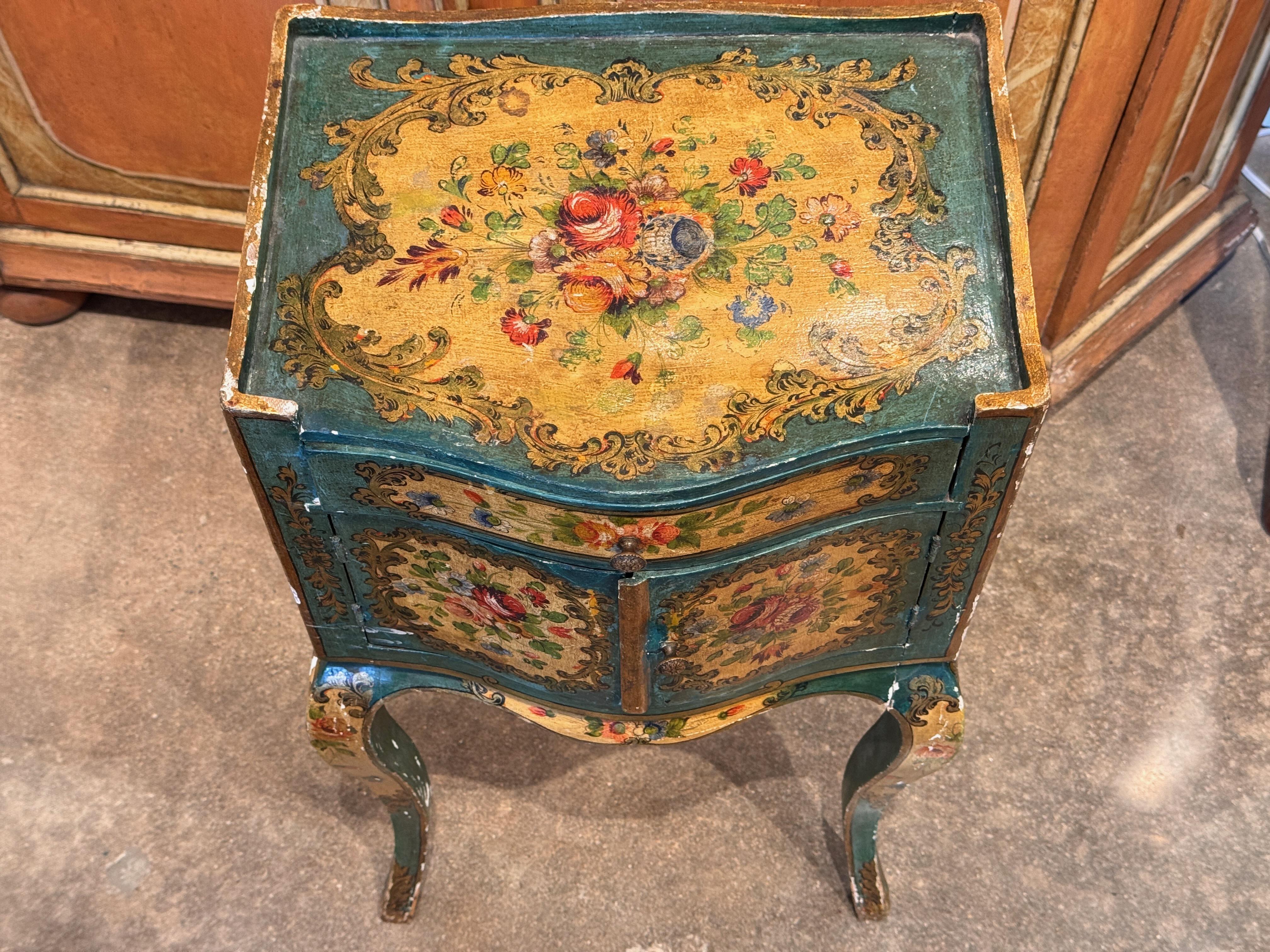 Legno Tavolino veneziano del 1920 dipinto a mano in vendita