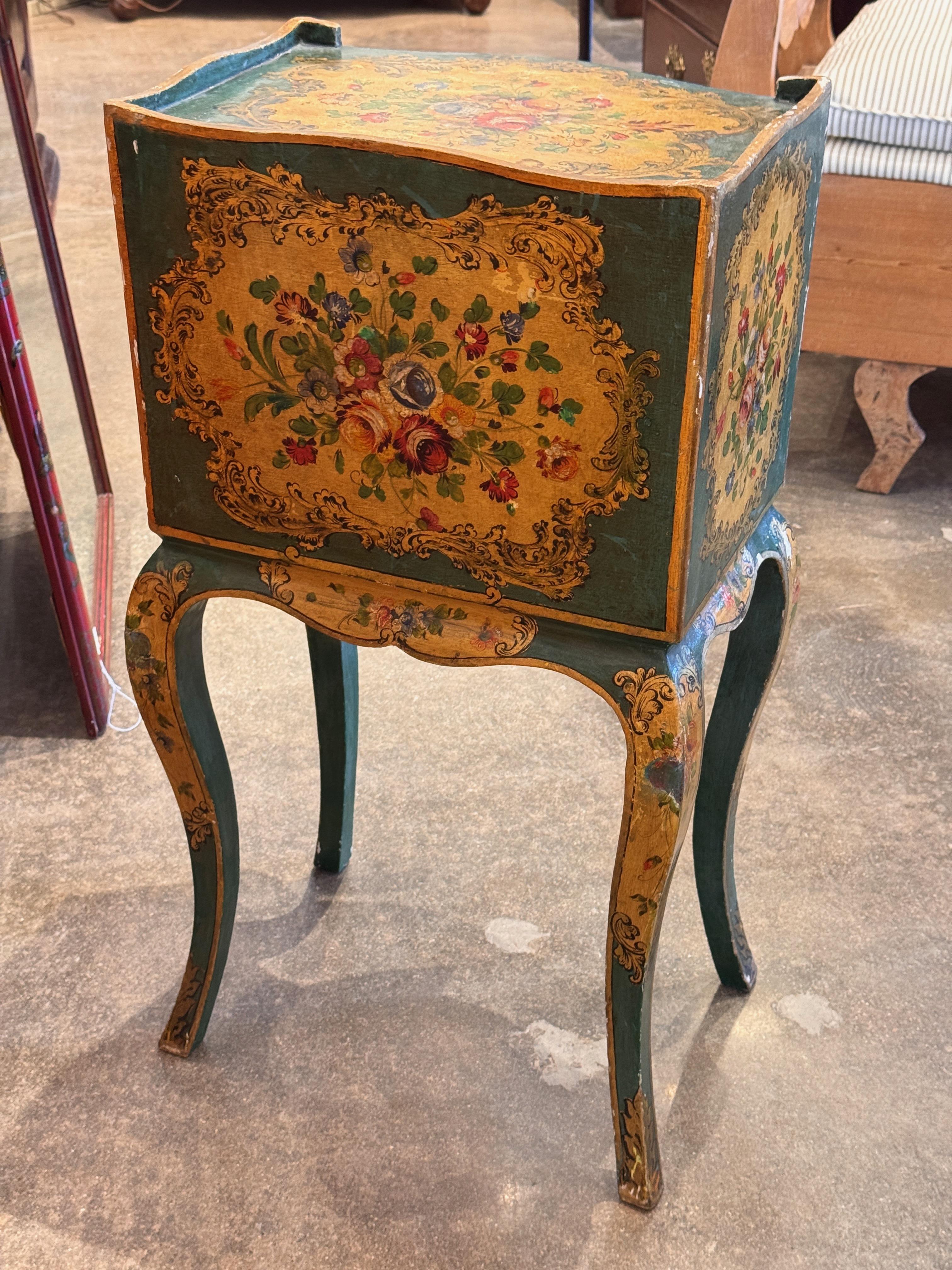 Tavolino veneziano del 1920 dipinto a mano in vendita 3