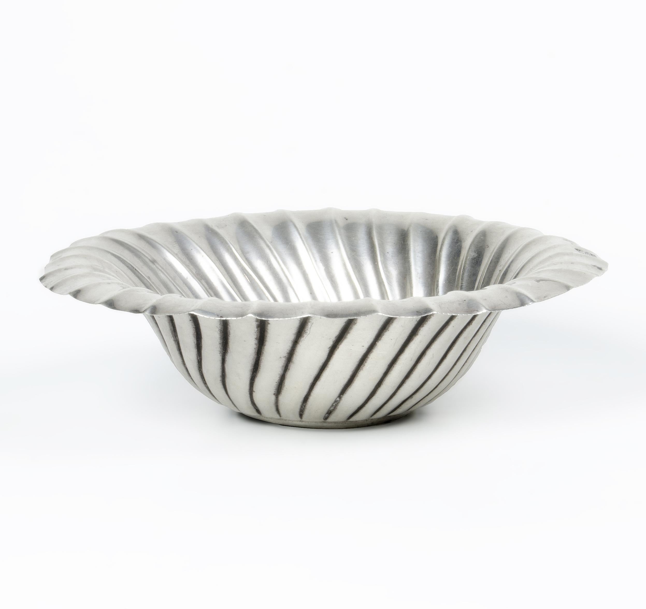 1920s Vienna Secession polished silver bowl by Josef Hoffmann for Wiener Werkstätte, Austria

By: Josef Hoffmann, Wiener Werkstätte
Material: silver, silverplate, metal
Technique: embossed, plated, silvered, polished, metalwork, cat,