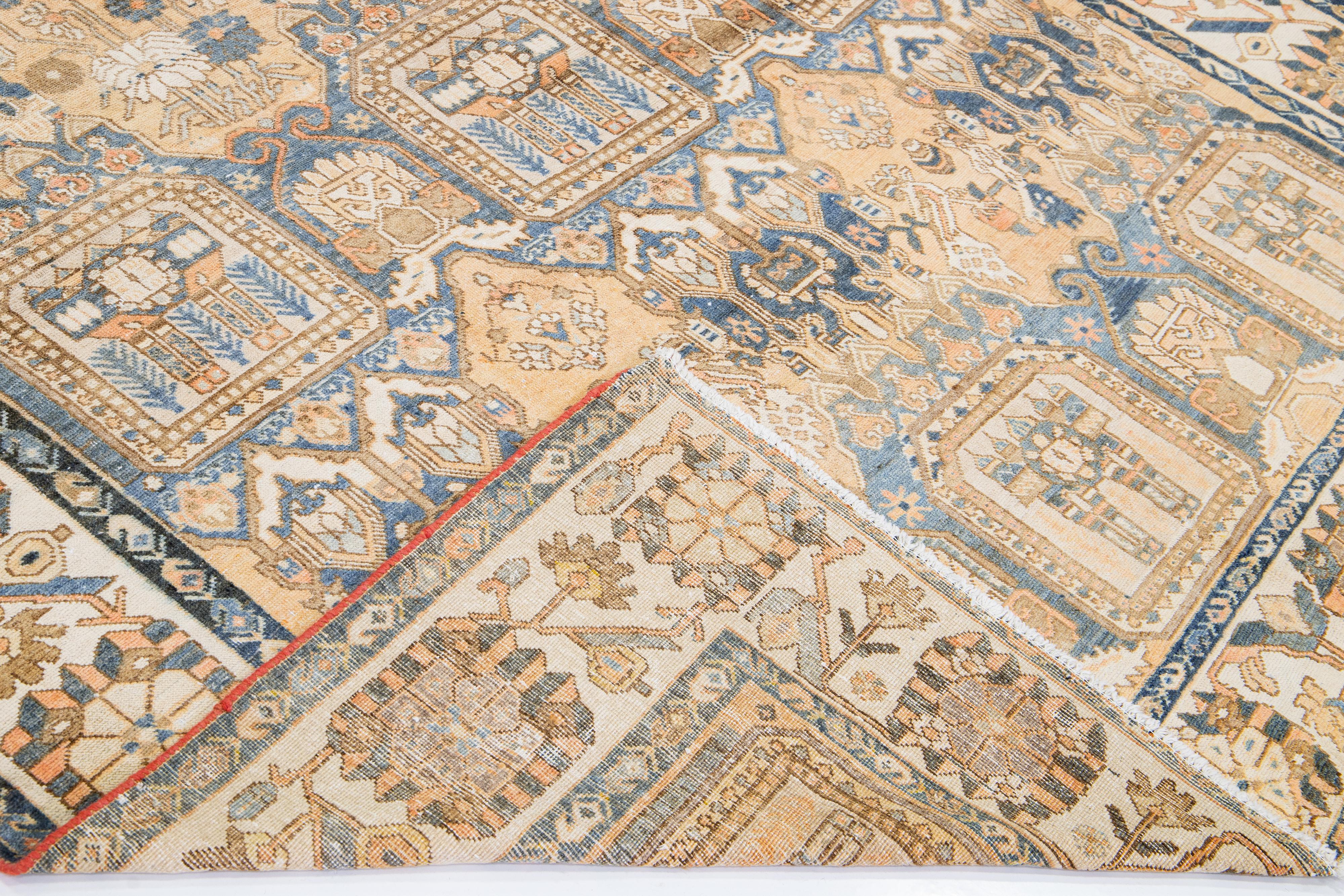 Descubre el encanto de una impresionante alfombra persa Bakhtiari vintage de lana anudada a mano. El cálido color tostado del campo proporciona un acogedor telón de fondo para su intrincado diseño, bellamente enmarcado por un suave borde beige. Esta