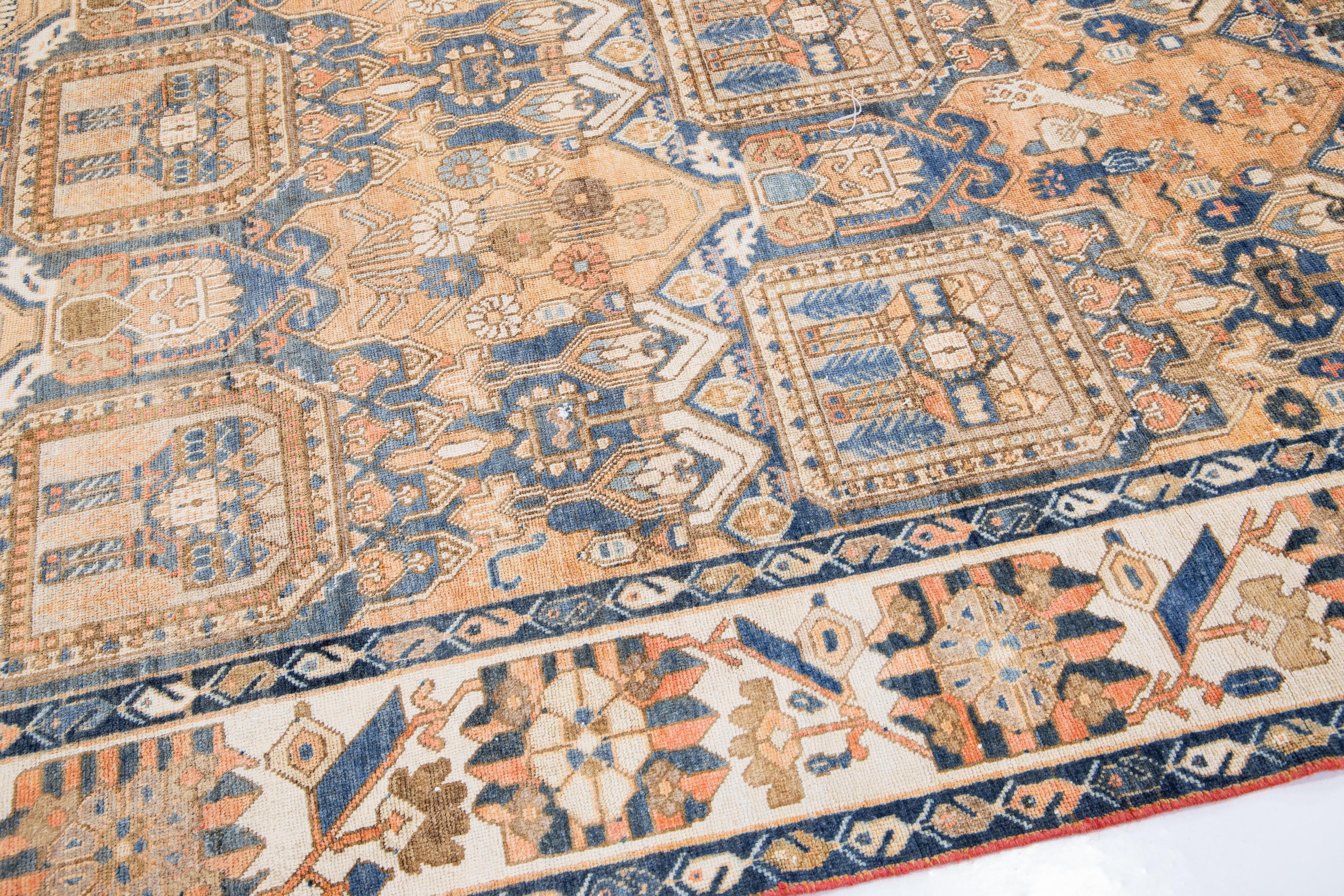 1920s Vintage Bakhtiari Medallón hecho a mano Tan Alfombra de lana en Bueno estado para la venta en Norwalk, CT